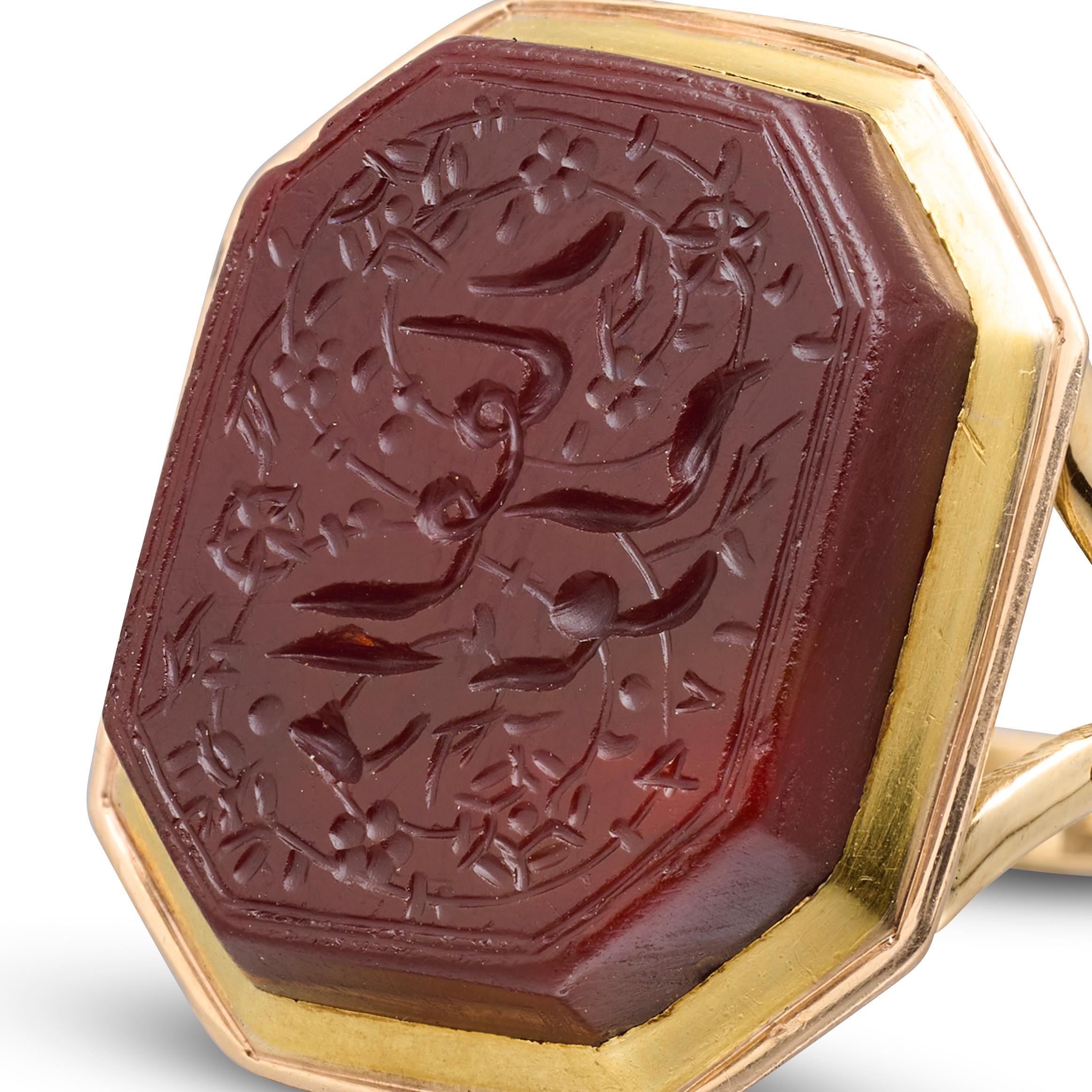Goldring mit beschriftetem Karneol-Intaglio.
 
Persisches Intaglio, datiert 1179 AH / 1765 AD, englische Montierung, Ende 18.
 
Abmessungen:
Ringgröße: M ½ UK / 6.5 US / 53 EU.
Lünette: 2 × 1,7 cm.
Stichtiefdruck: 1,7 × 1,4 cm.
Gewicht: 5,15 Gramm.
