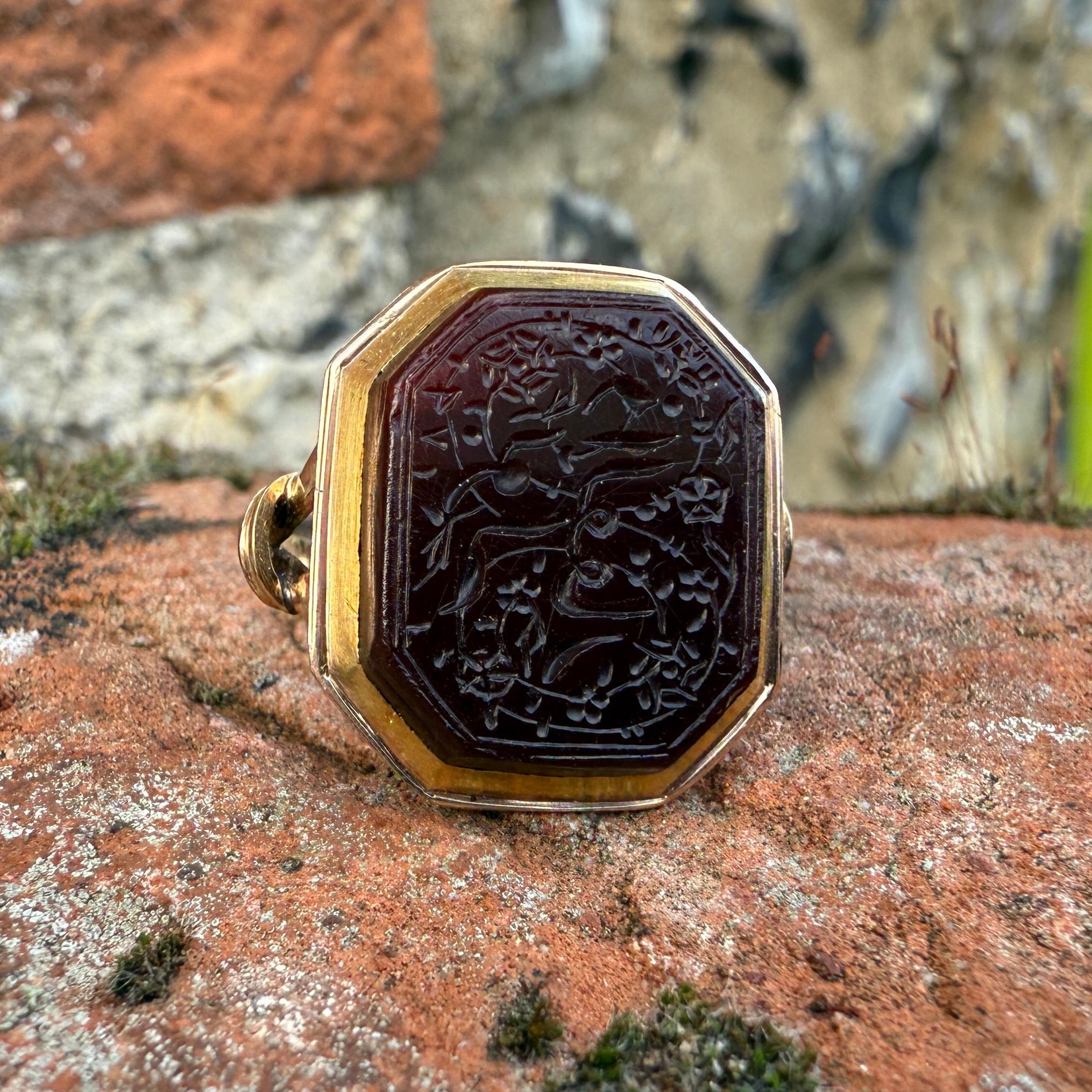 Goldring mit einer persischen Inschrift aus Karneol, datiert 1179 AH / 1765 AD. im Zustand „Gut“ im Angebot in London, GB