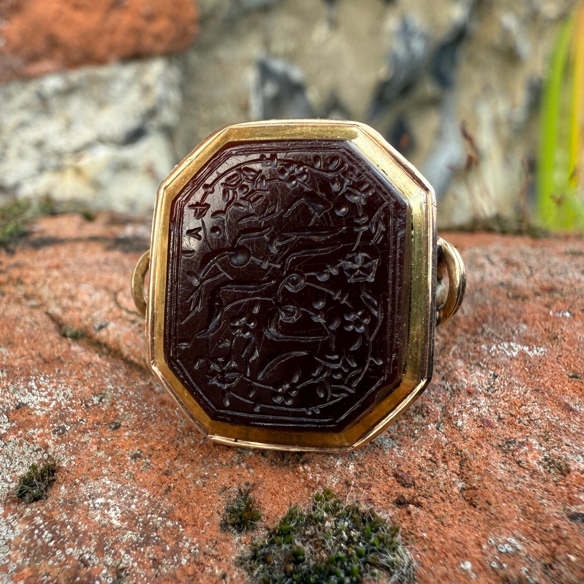 Goldring mit einer persischen Inschrift aus Karneol, datiert 1179 AH / 1765 AD. für Damen oder Herren im Angebot