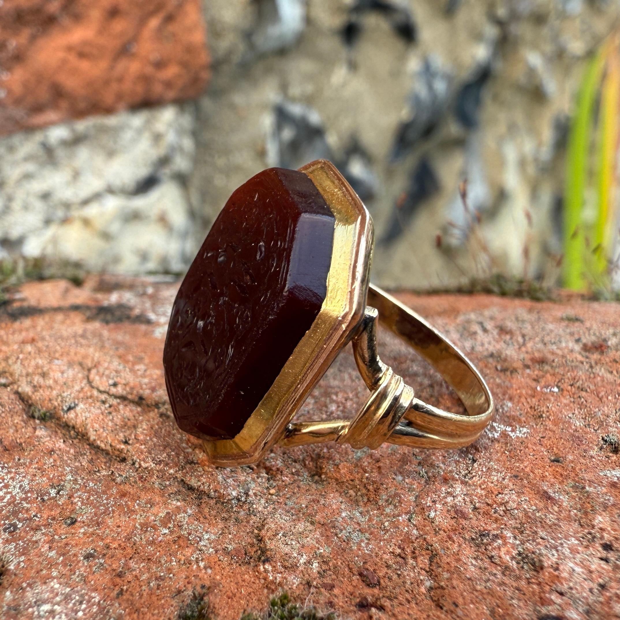 Goldring mit einer persischen Inschrift aus Karneol, datiert 1179 AH / 1765 AD. im Angebot 3