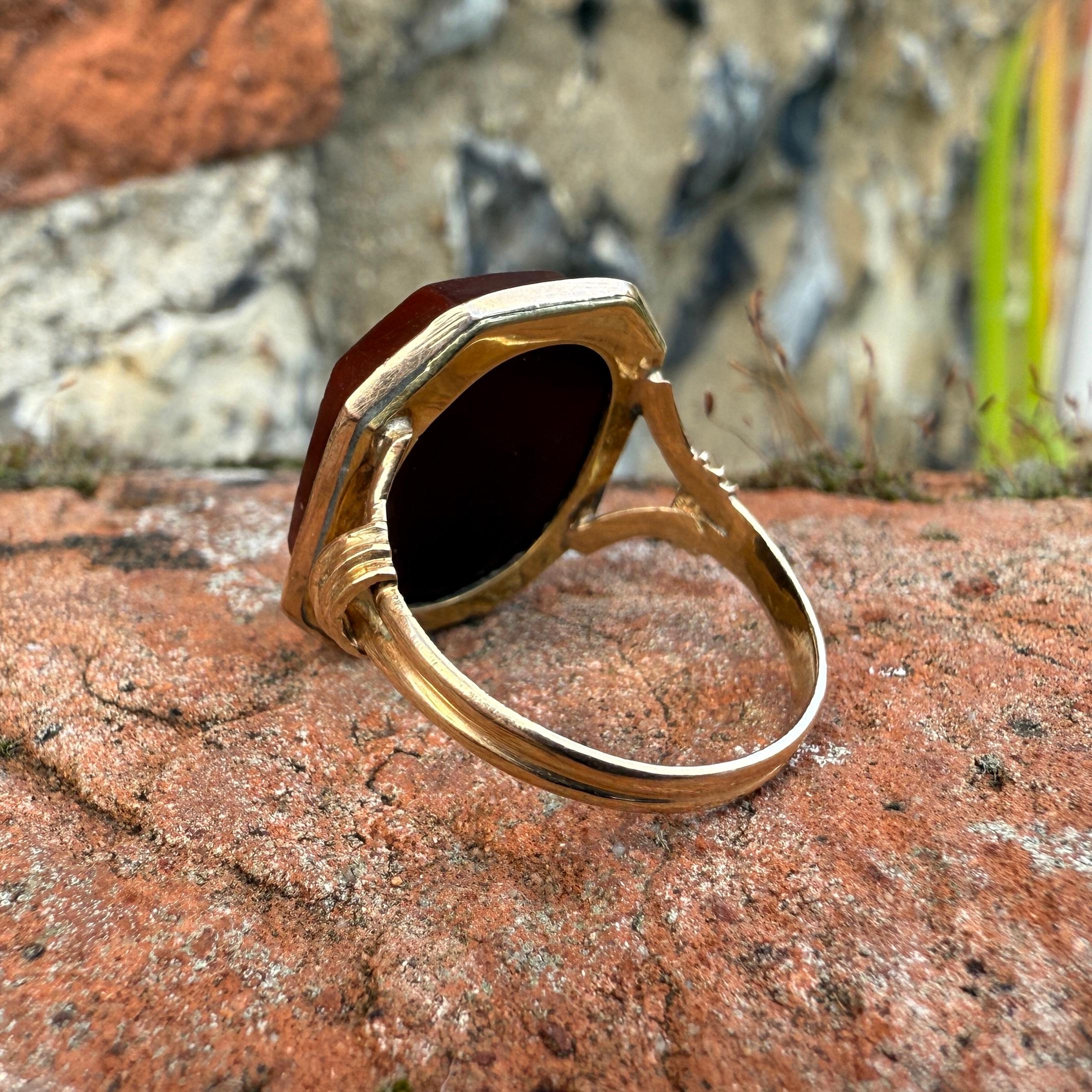 Goldring mit einer persischen Inschrift aus Karneol, datiert 1179 AH / 1765 AD. im Angebot 4