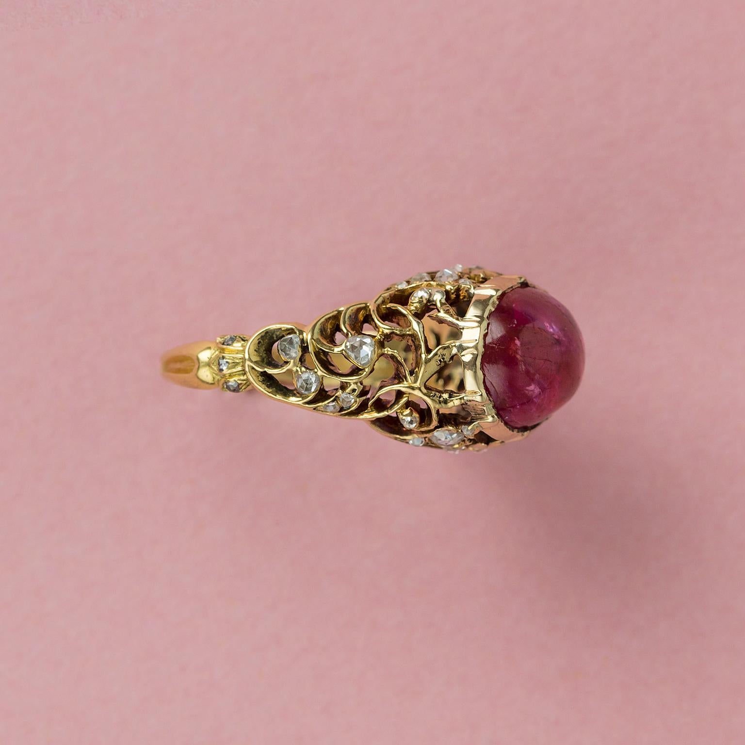 Gold Ring with a Pink Sapphire and Diamonds In Good Condition In Amsterdam, NL