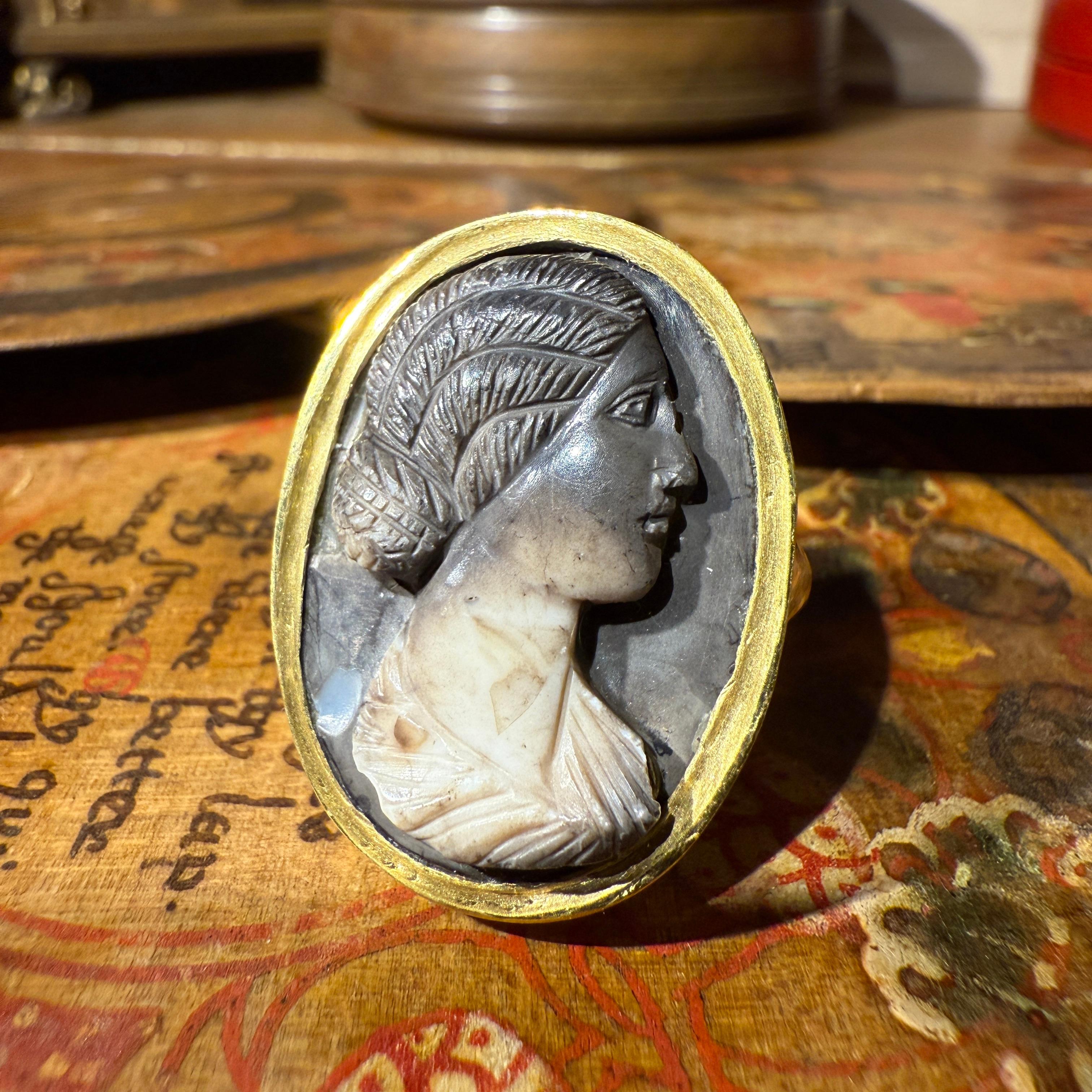 Anillo de oro con camafeo romano de ónice calcificado de una mujer joven, siglo II d.C. en venta 6