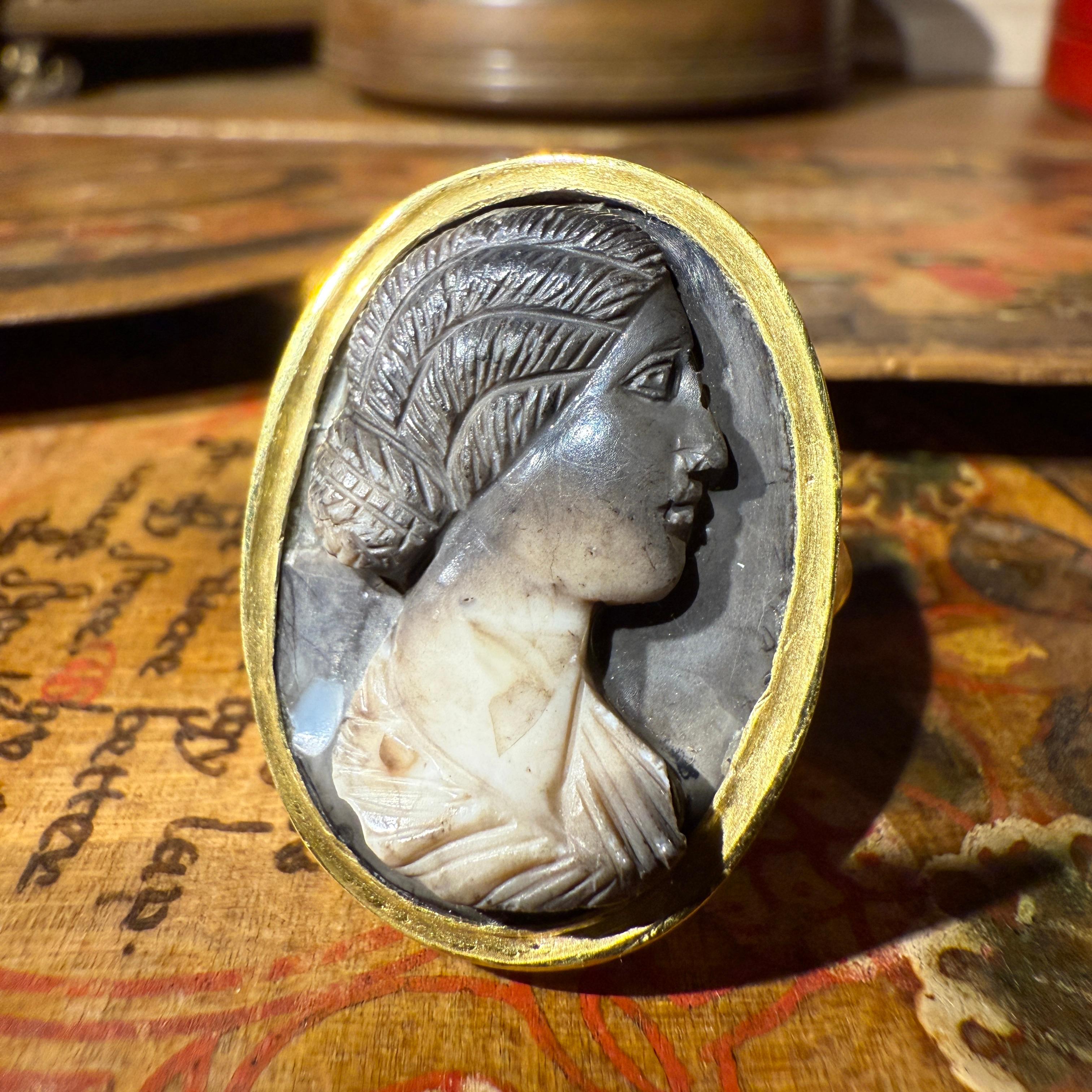 Anillo de oro con camafeo romano de ónice calcificado de una mujer joven, siglo II d.C. en venta 7