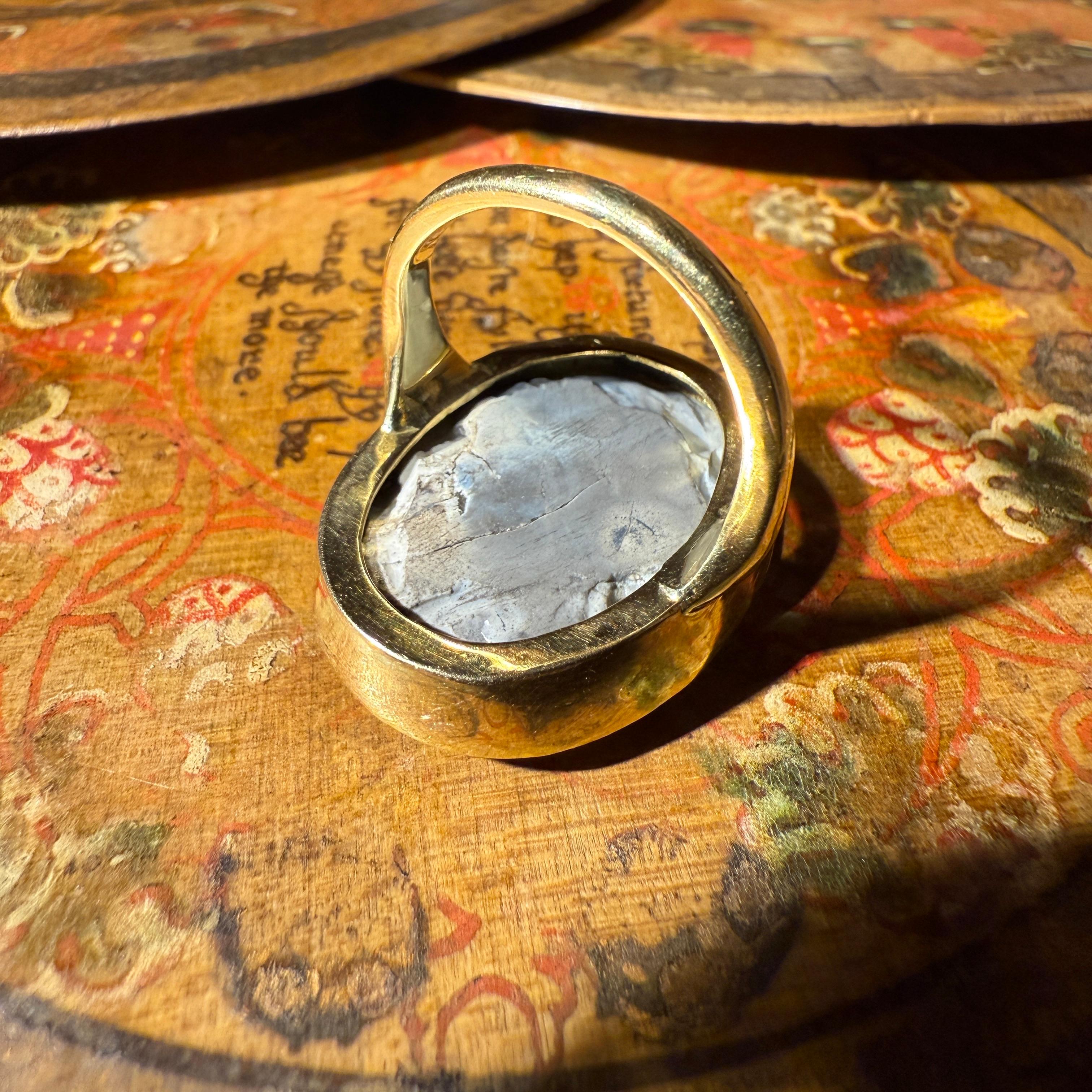 Anillo de oro con camafeo romano de ónice calcificado de una mujer joven, siglo II d.C. en venta 8