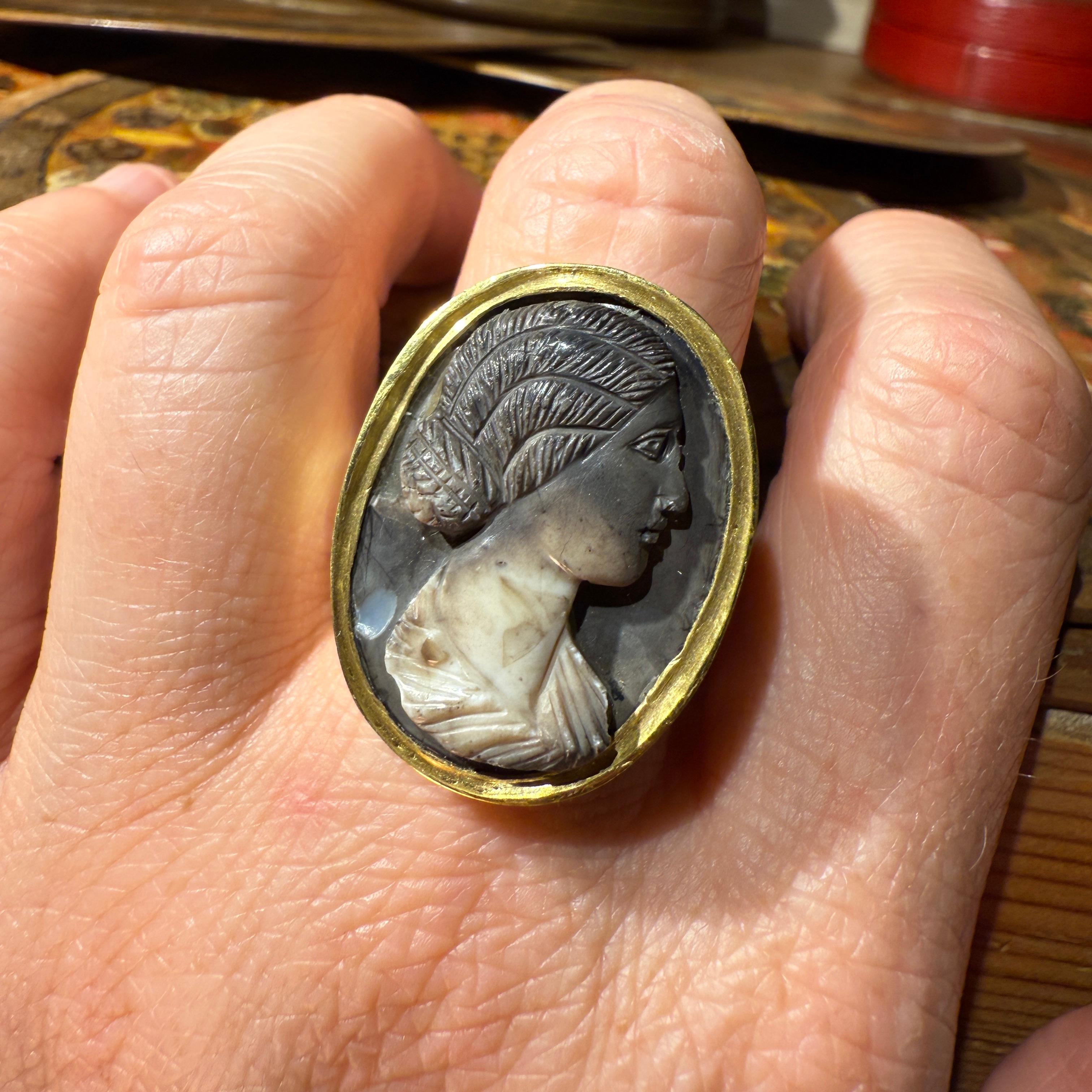 Anillo de oro con camafeo romano de ónice calcificado de una mujer joven, siglo II d.C. en venta 9