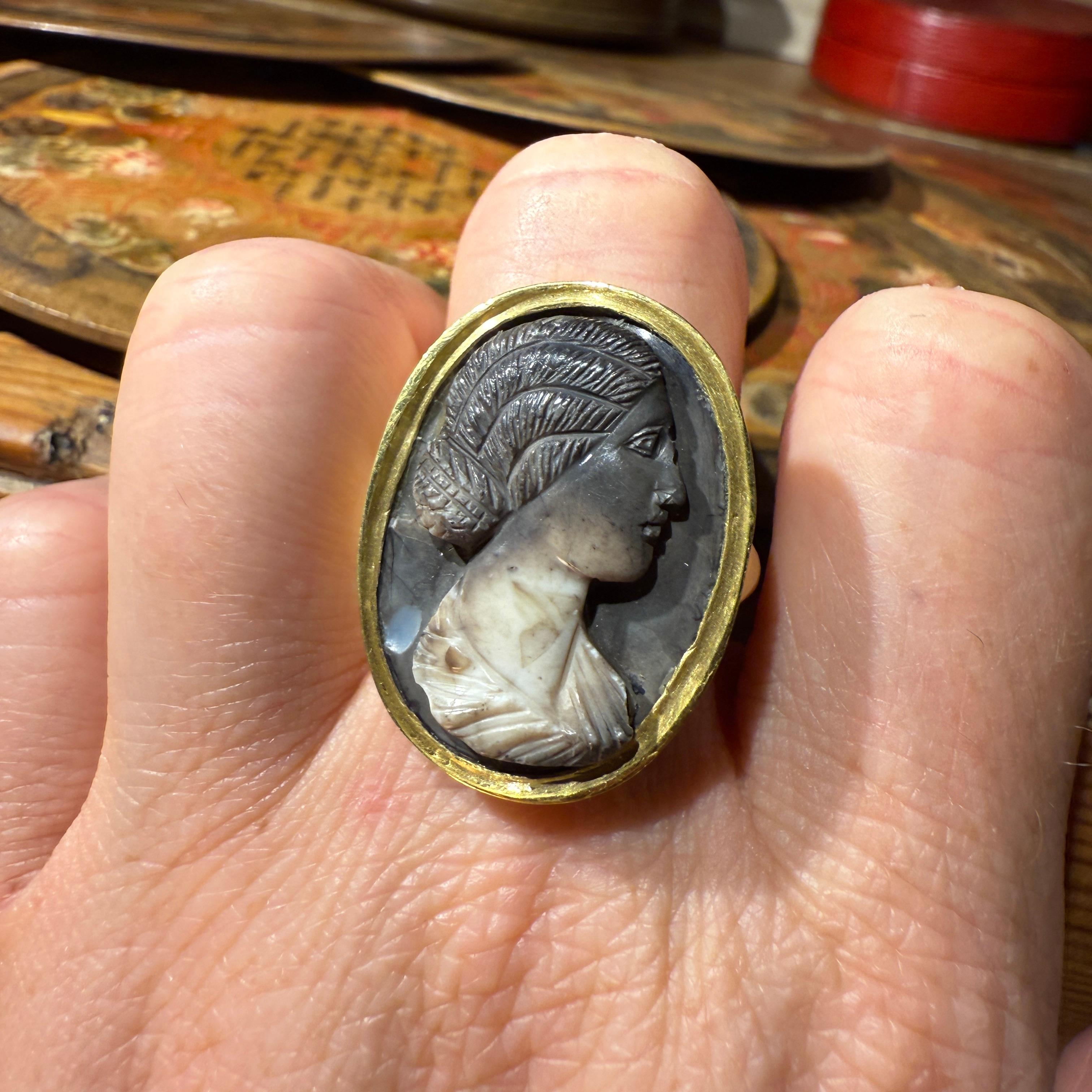 Anillo de oro con camafeo romano de ónice calcificado de una mujer joven, siglo II d.C. en venta 10
