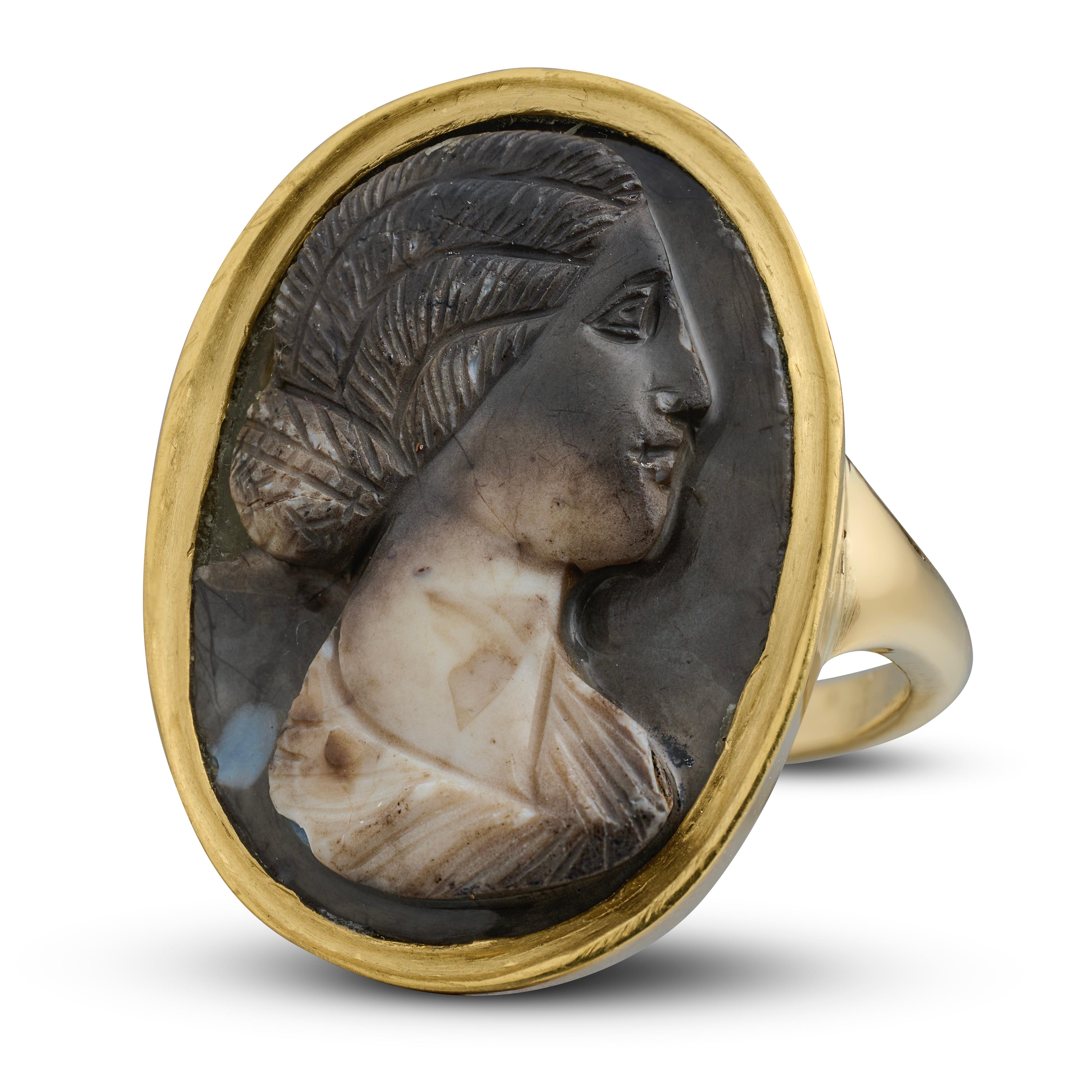 Anillo de Oro engastado con un Ónice Calcificado Romano Camafeo Retrato Busto de Mujer Joven.
 
Camafeo romano, siglo II d.C.
 
Anillo con montura de oro de muchos quilates, moderno.
 
Medidas
    -    Medidas del bisel: 3,1 x 2,4 cm
    -    Talla