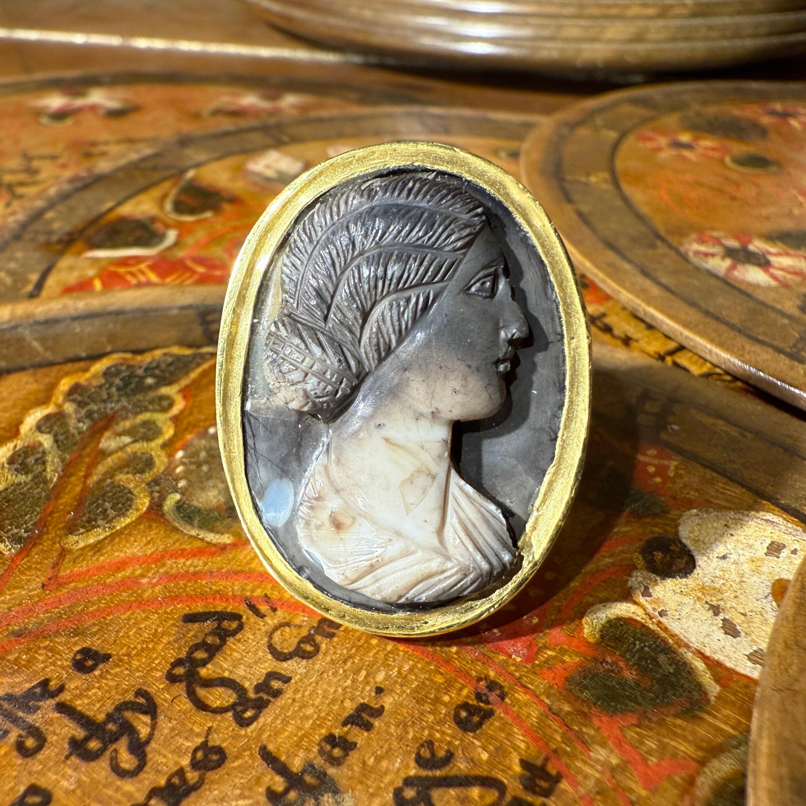 Anillo de oro con camafeo romano de ónice calcificado de una mujer joven, siglo II d.C. en Bastante bueno estado para la venta en London, GB