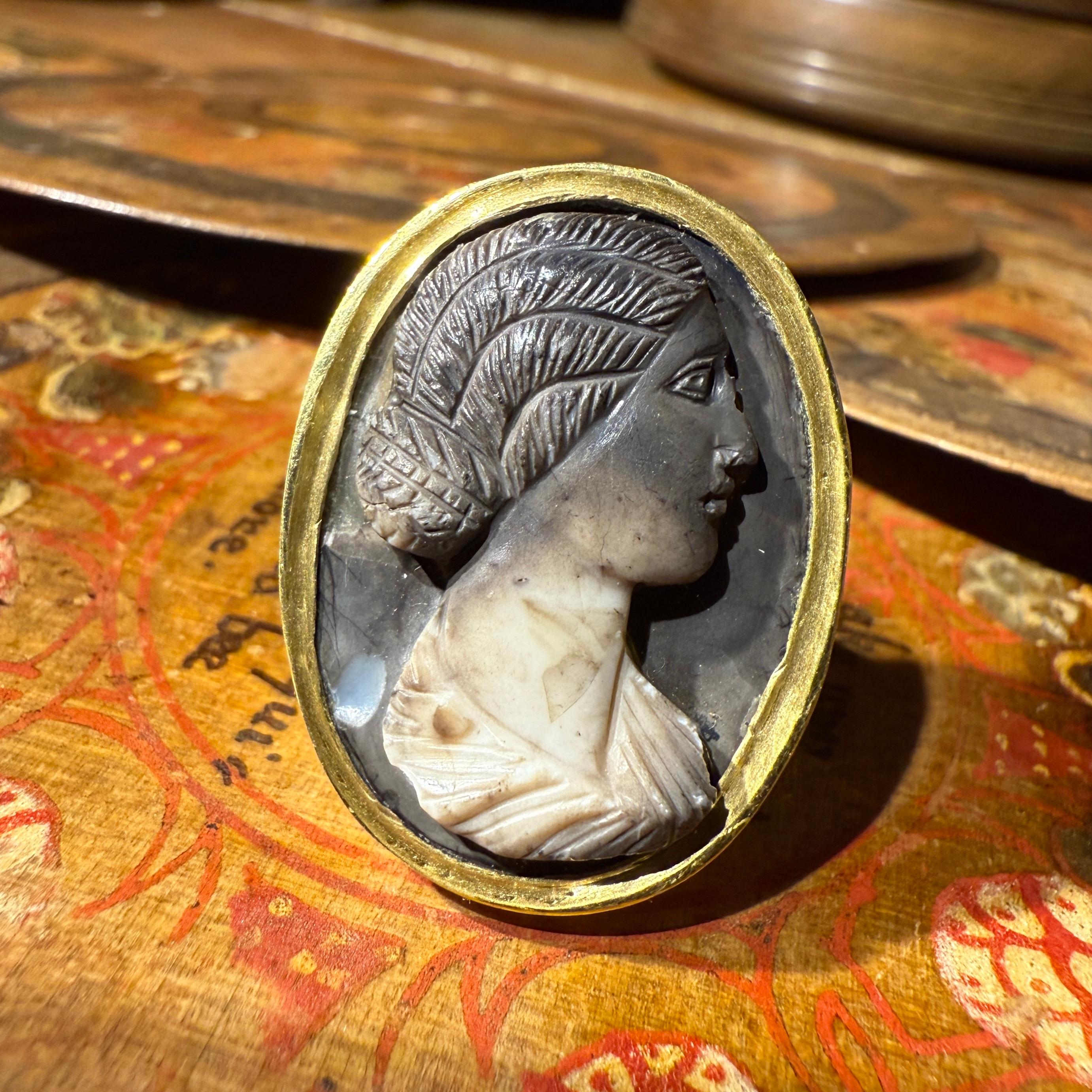 Anillo de oro con camafeo romano de ónice calcificado de una mujer joven, siglo II d.C. en venta 1