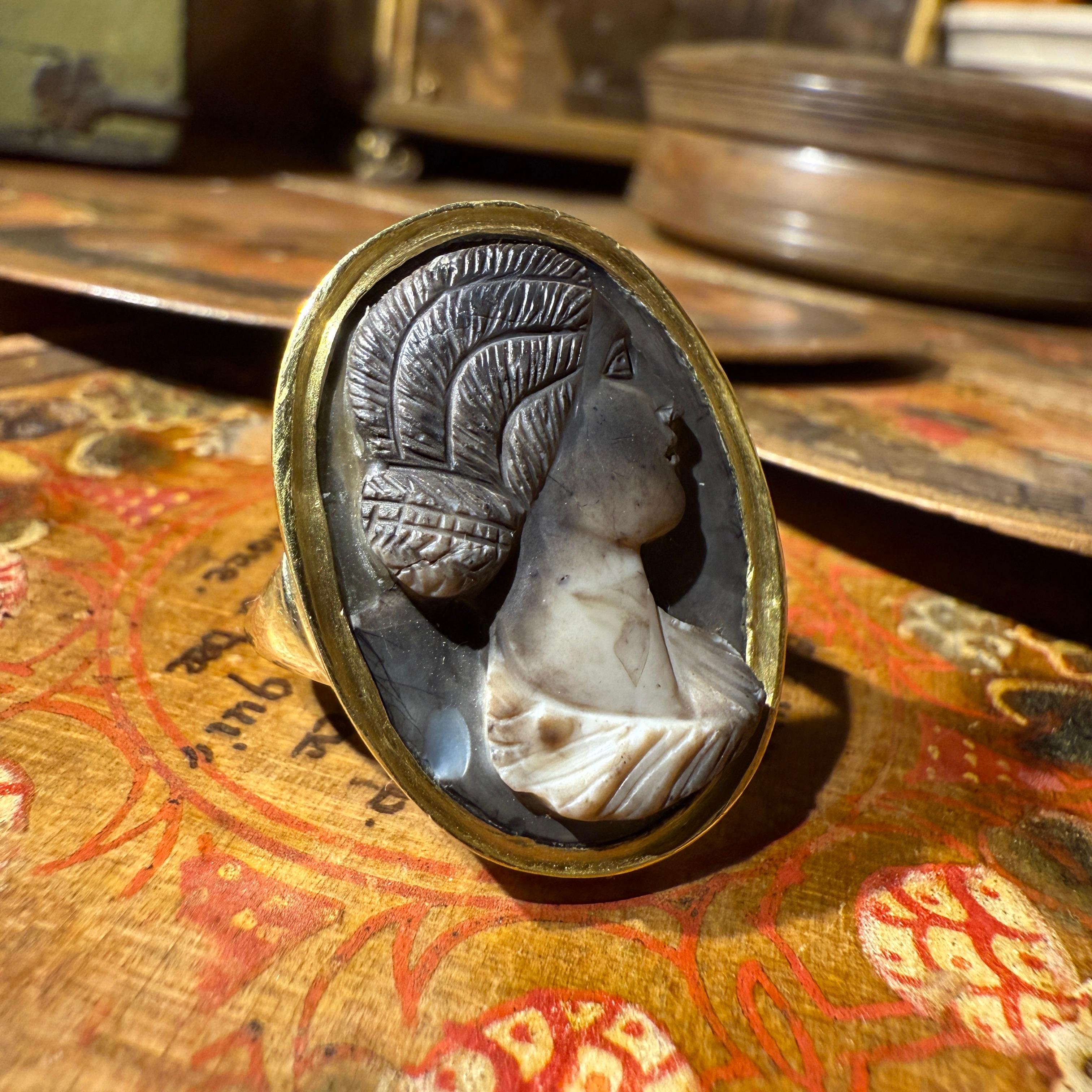 Anillo de oro con camafeo romano de ónice calcificado de una mujer joven, siglo II d.C. en venta 2