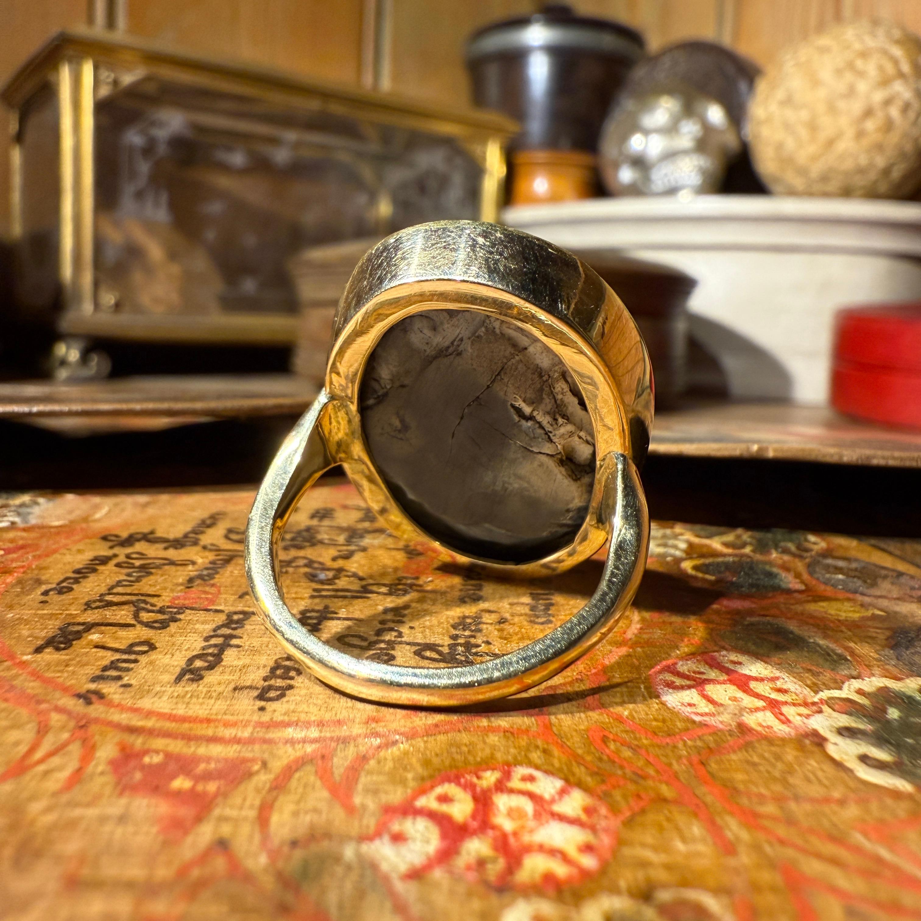 Anillo de oro con camafeo romano de ónice calcificado de una mujer joven, siglo II d.C. en venta 3