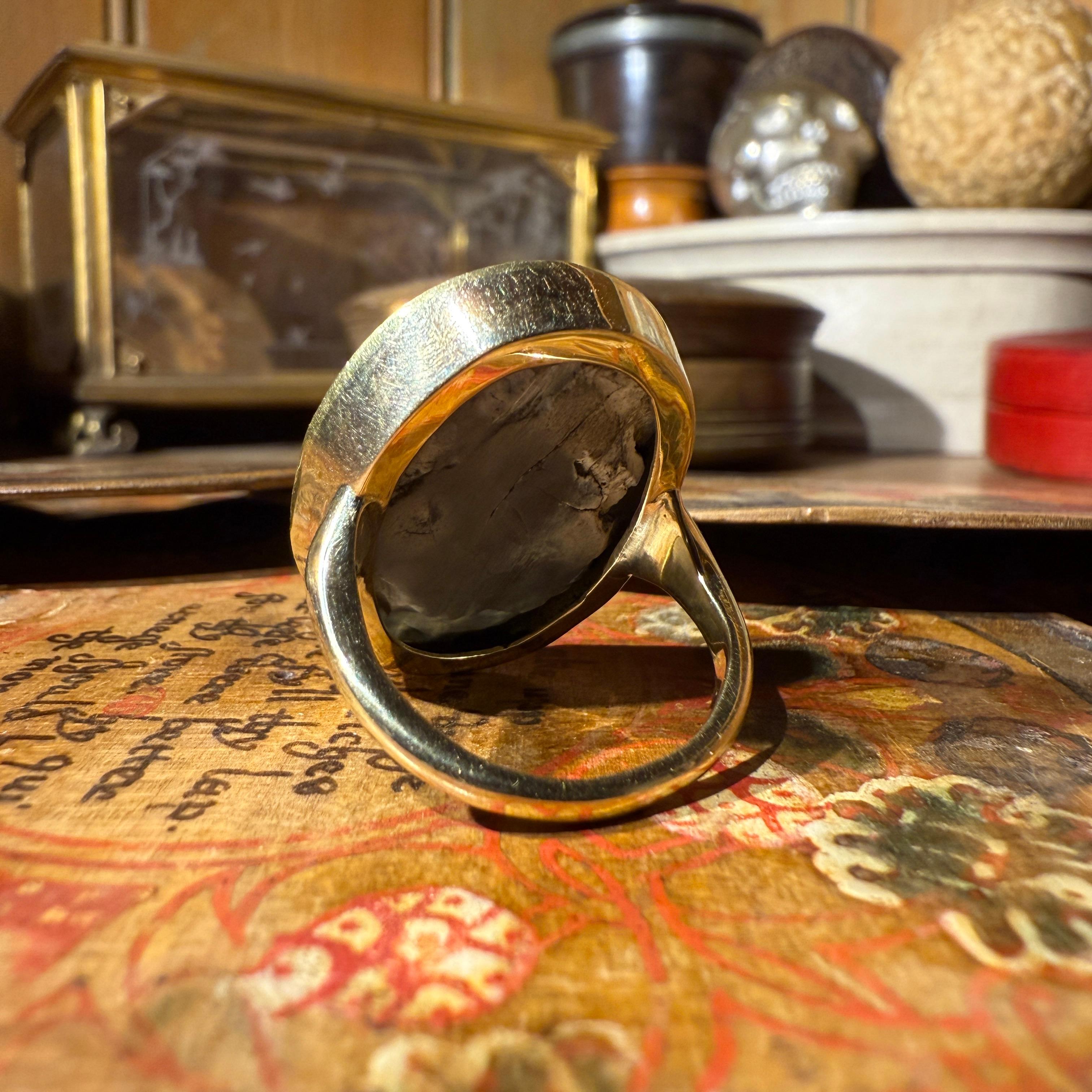 Anillo de oro con camafeo romano de ónice calcificado de una mujer joven, siglo II d.C. en venta 4