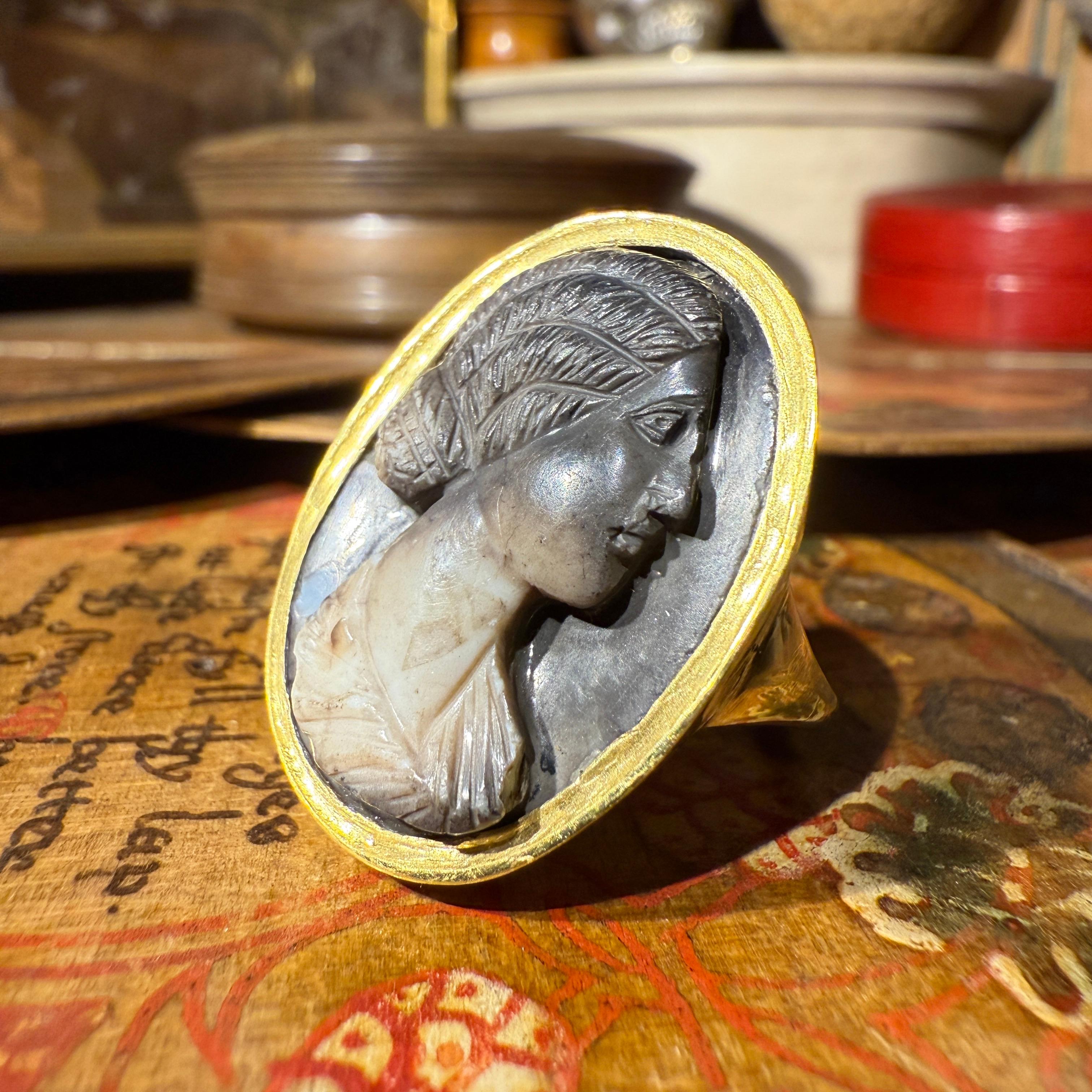 Anillo de oro con camafeo romano de ónice calcificado de una mujer joven, siglo II d.C. en venta 5