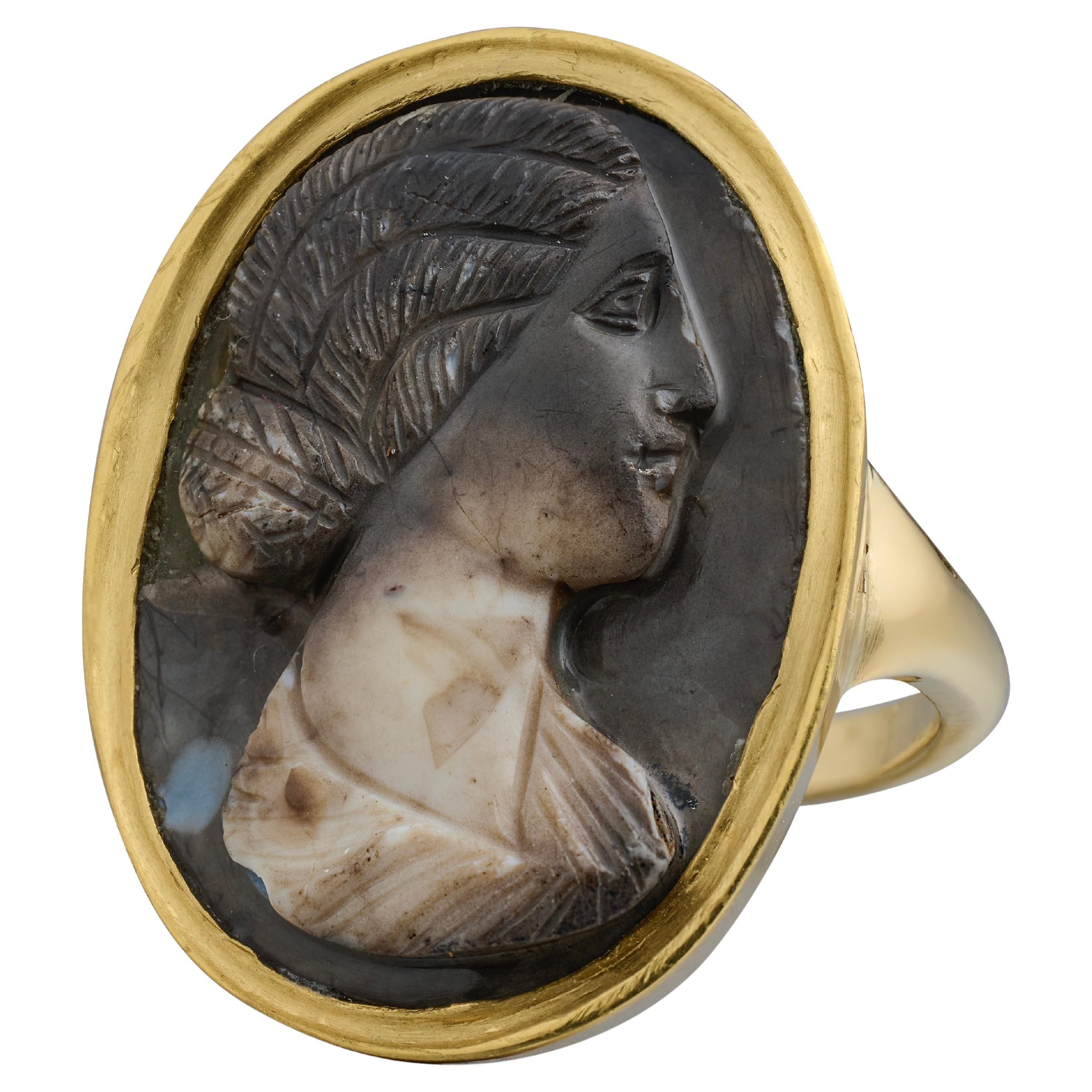 Anillo de oro con camafeo romano de ónice calcificado de una mujer joven, siglo II d.C. en venta