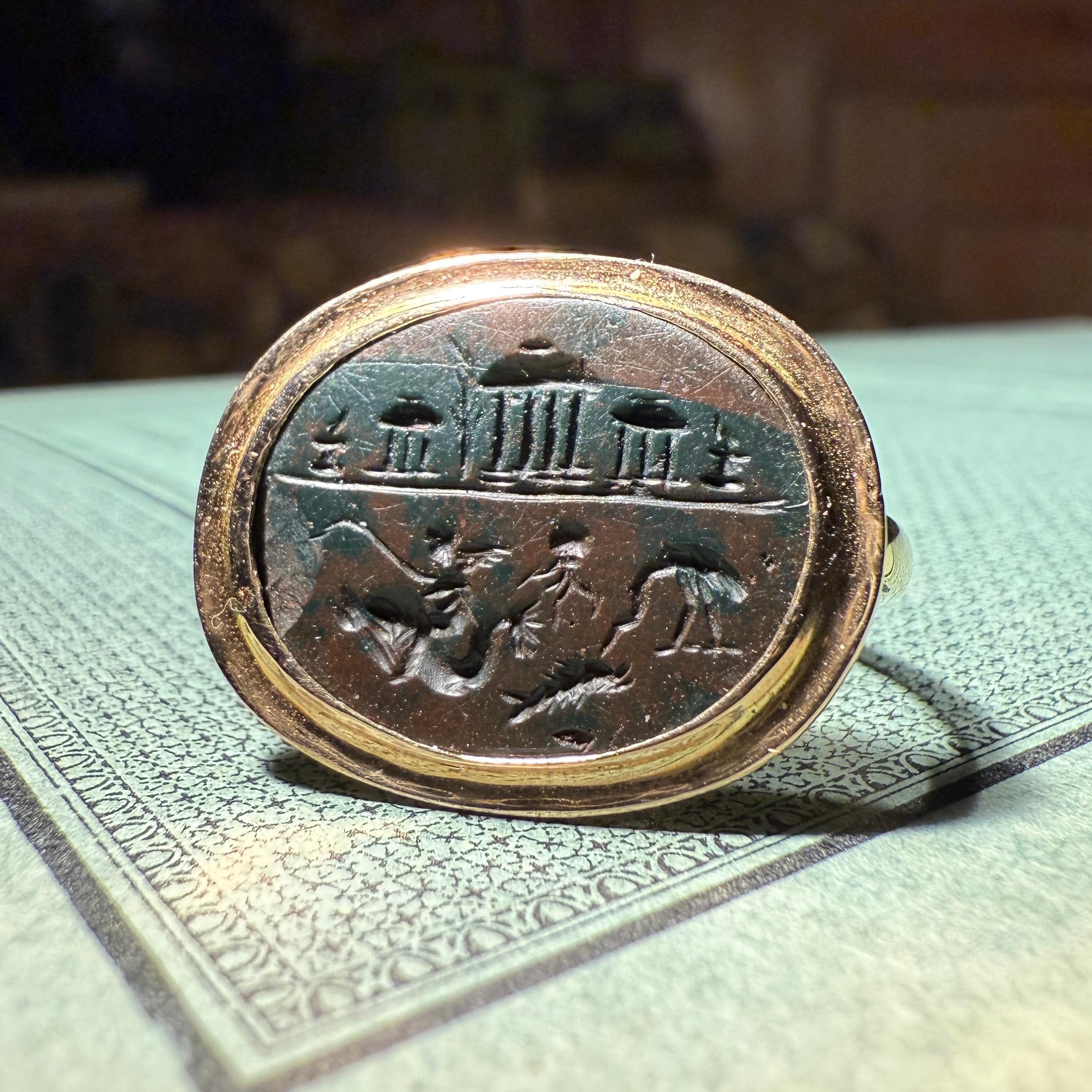 Gold Ring with a Roman Magical Jasper Intaglio. Roman, 1st–2nd century AD. In condizioni buone in vendita a London, GB