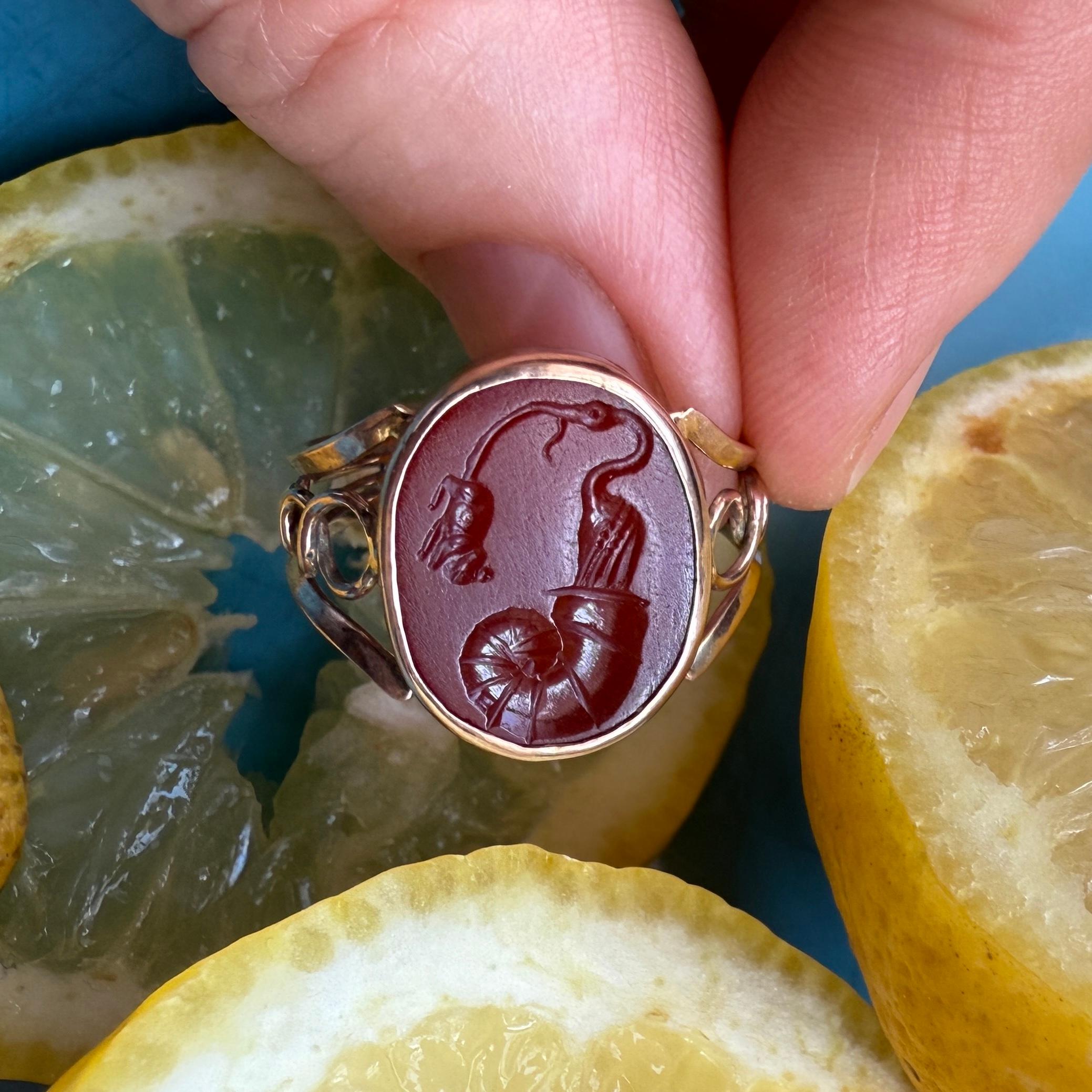 Gold ring with Ancient Roman intaglio of a stork, shell and mouse, 19th century In Good Condition For Sale In London, GB