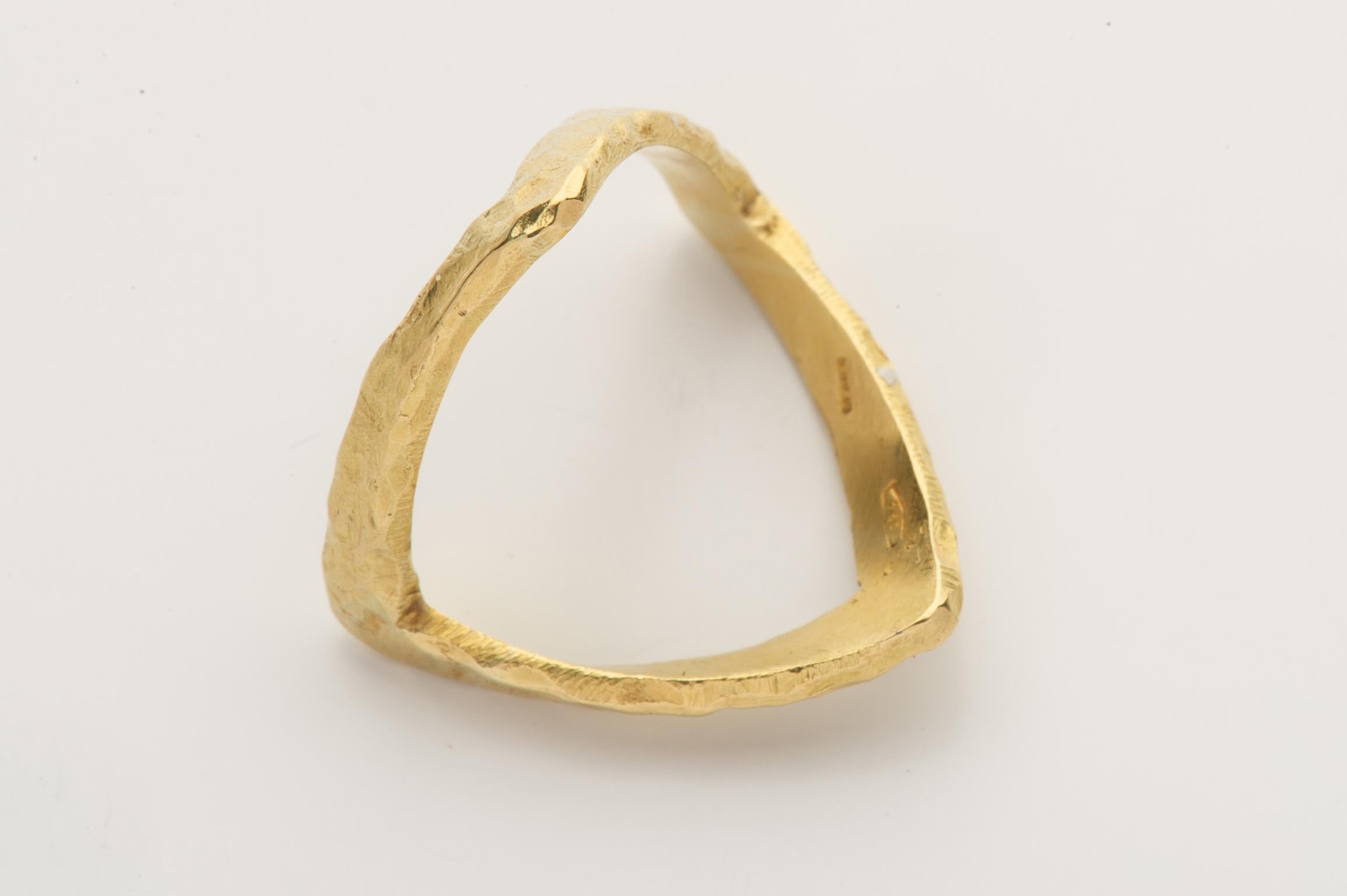 Italian gold ring entirely hand made by goldsmith Soldani - model of an ancient Rome ring for the freed slave - In the photosthere seem to be some defects, but they are only the shadows of the hand-sculpted gold.
(personal refer.).