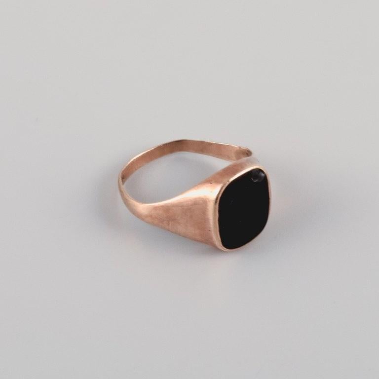 Gold ring with black stone, approx. 1960s. Danish goldsmith.
Stamped 