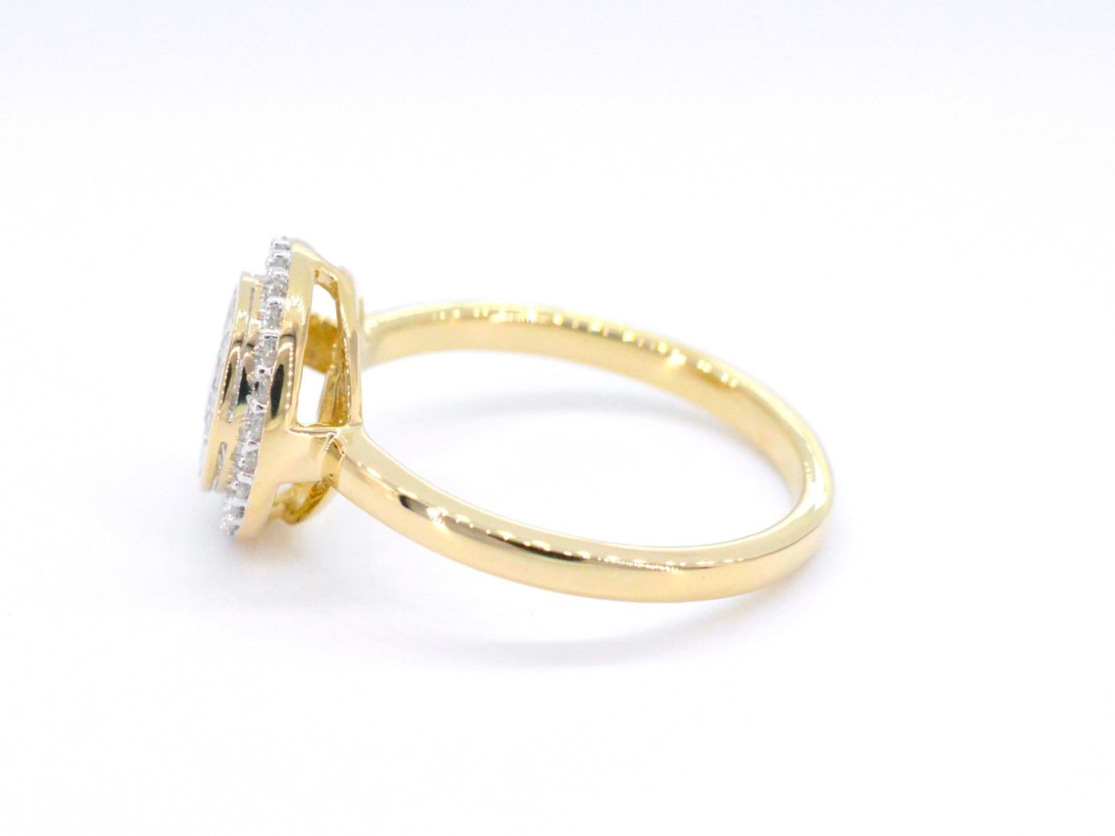 Brilliant Cut Gold Ring with Brilliant and Baguette Cut Diamonds For Sale