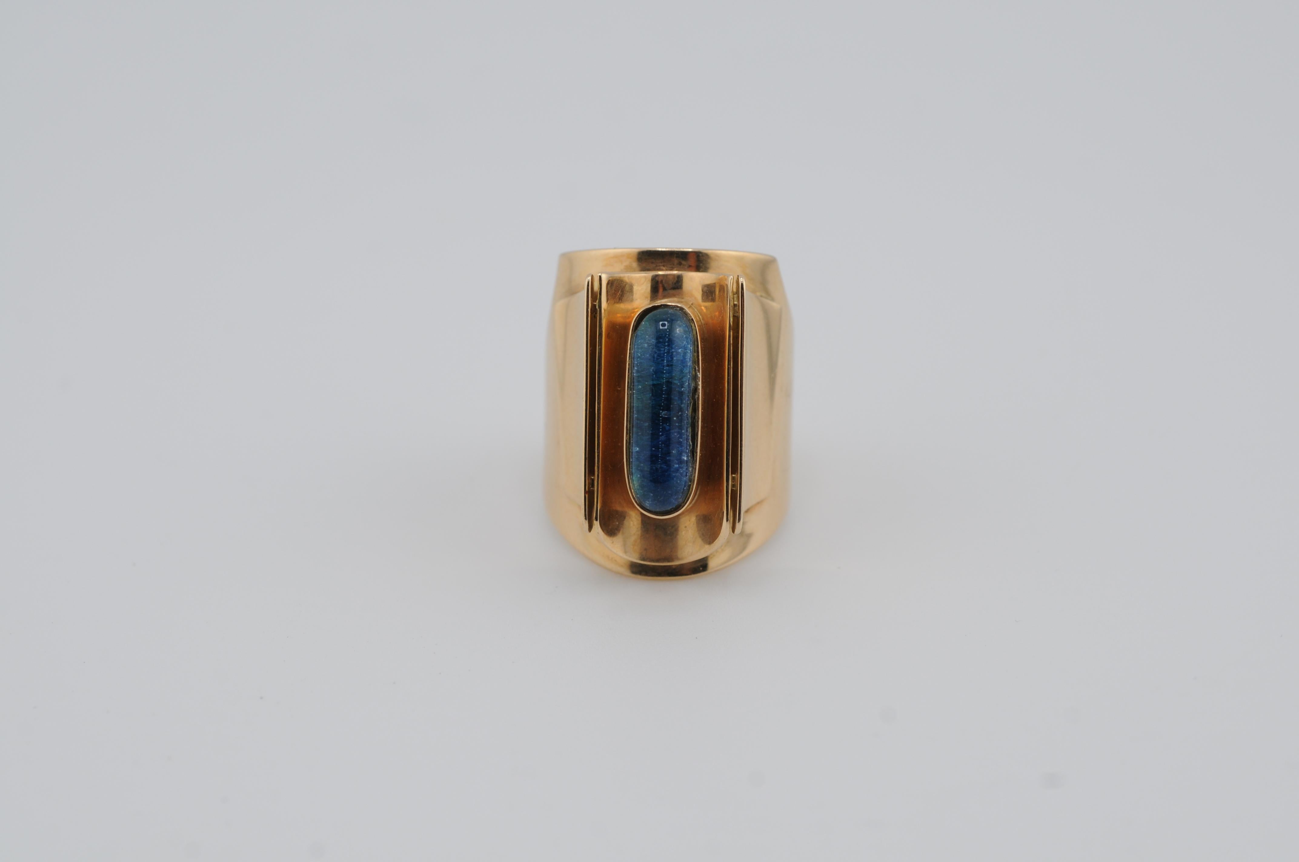 Un anillo clásico elaborado en oro amarillo de 14 quilates, con una gema central de color en un elegante y discreto engaste. El diseño es limpio y atemporal, por lo que resulta adecuado para llevarlo a diario o como sutil prenda