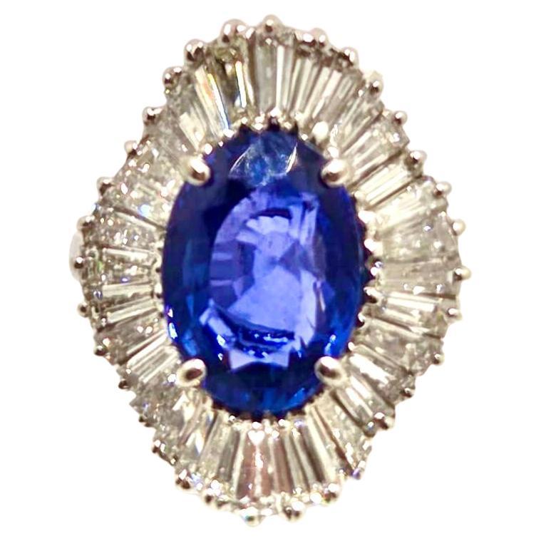 Exceptionnelle bague en or blanc mettant en valeur un saphir bleu certifié du Sri Lanka pesant 4,30 carats, admiré pour sa riche couleur bleu royal et sa fine transparence. Le saphir est entouré d'un élégant halo de diamants totalisant 1,28 carats,