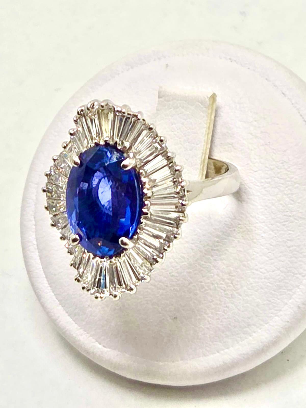 Néoclassique Bague en or avec saphir bleu certifié du Sri Lanka de 4,30 ct et diamants en vente