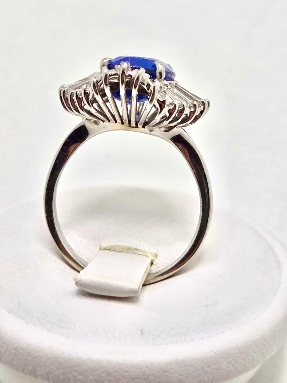 Bague en or avec saphir bleu certifié du Sri Lanka de 4,30 ct et diamants Neuf - En vente à Roma, IT