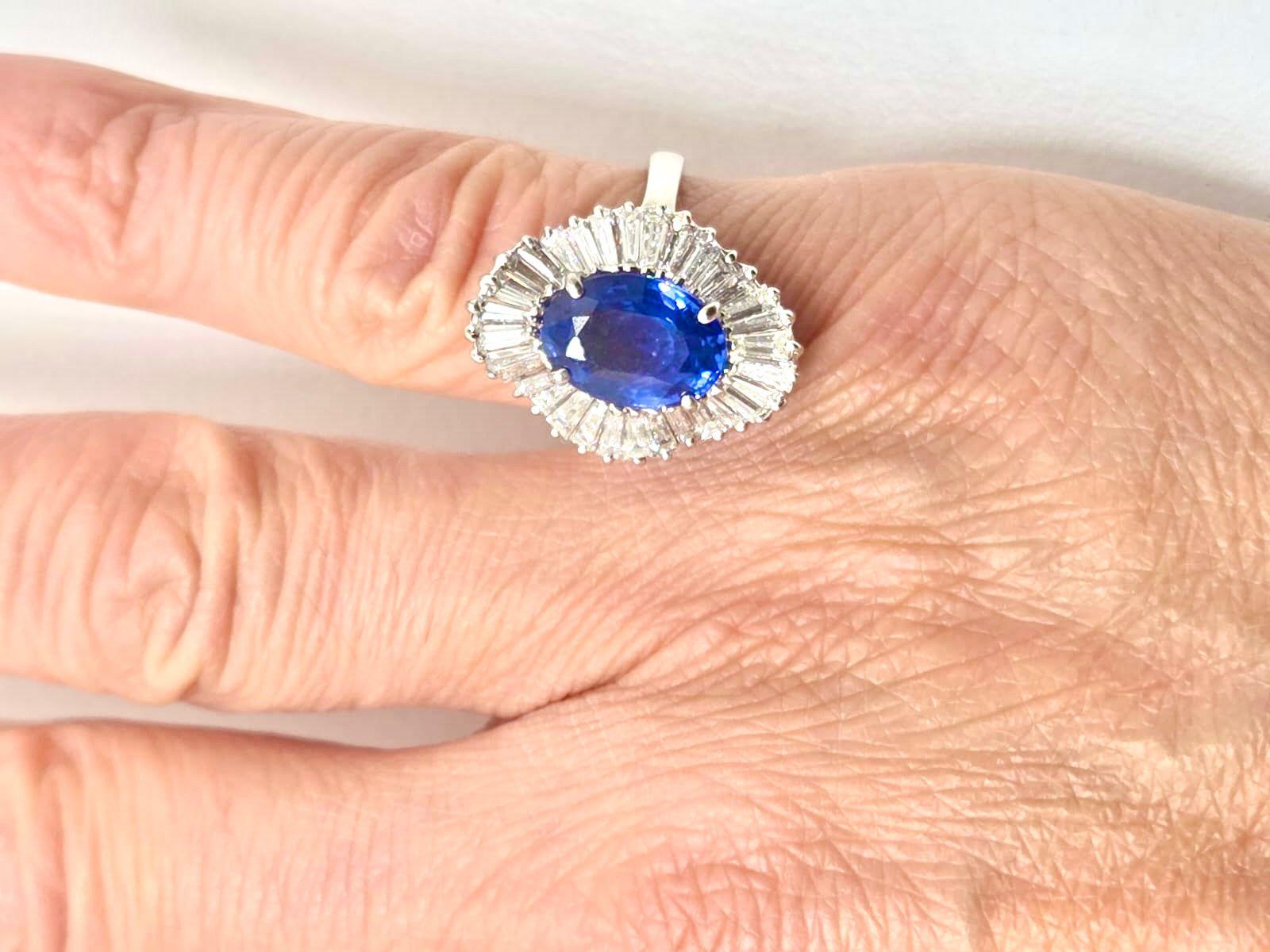 Bague en or avec saphir bleu certifié du Sri Lanka de 4,30 ct et diamants en vente 1