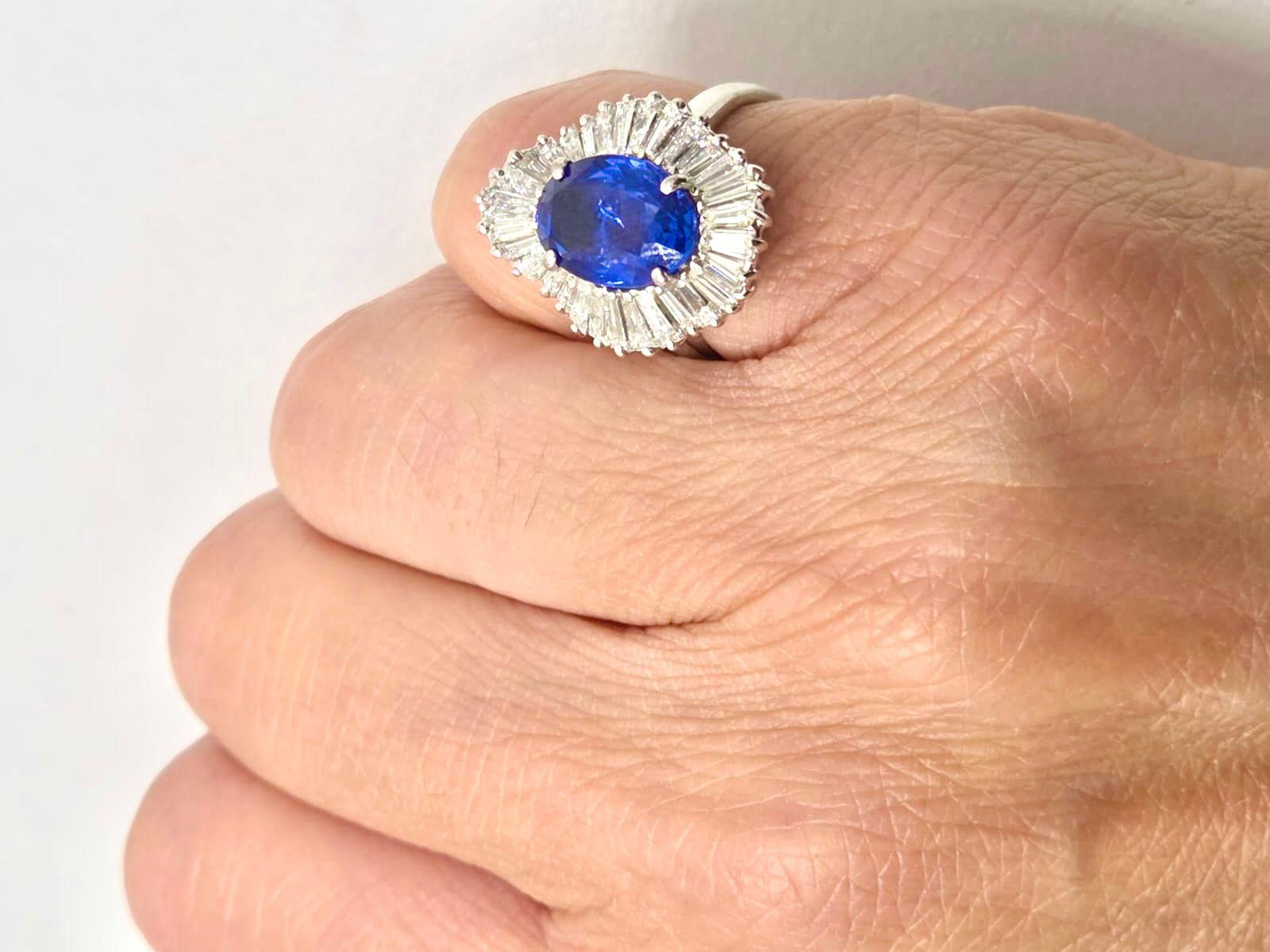Bague en or avec saphir bleu certifié du Sri Lanka de 4,30 ct et diamants en vente 2