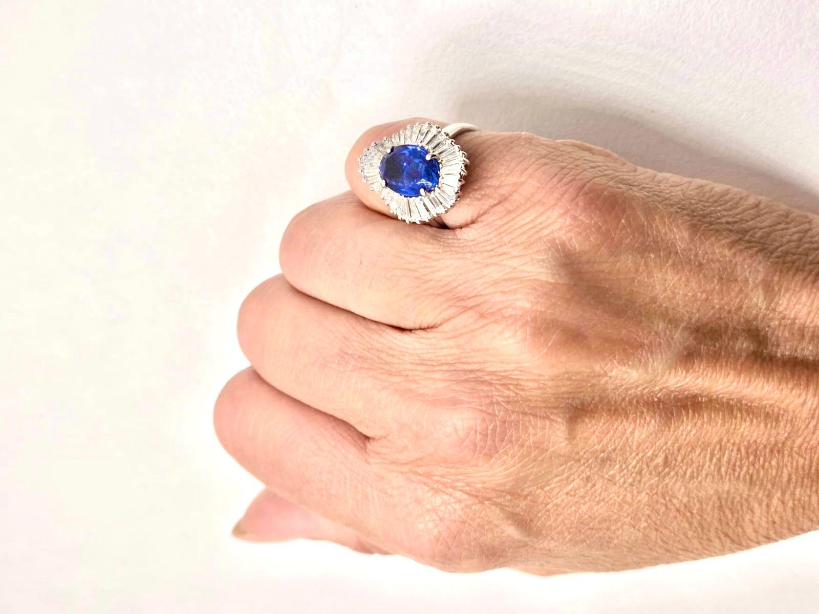 Bague en or avec saphir bleu certifié du Sri Lanka de 4,30 ct et diamants en vente 3