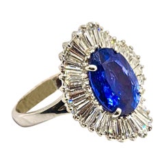 Gold Ring with Certified 4.30 ct Natural Sri Lanka Blue Sapphire and Diamonds