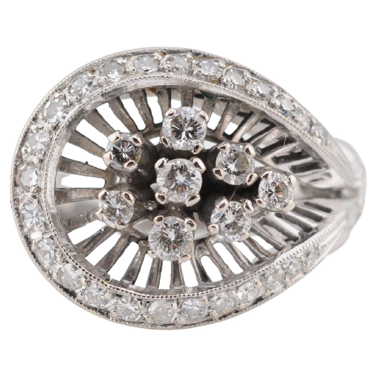 Anello in oro bianco 18 carati con 25 frammenti di diamanti e 7 diamanti taglio Brilliante - circa 0,70 carati in totale

Un anello raffinato realizzato in oro bianco 18 carati, con 25 scaglie di diamante per un sottile scintillio e 7 diamanti a