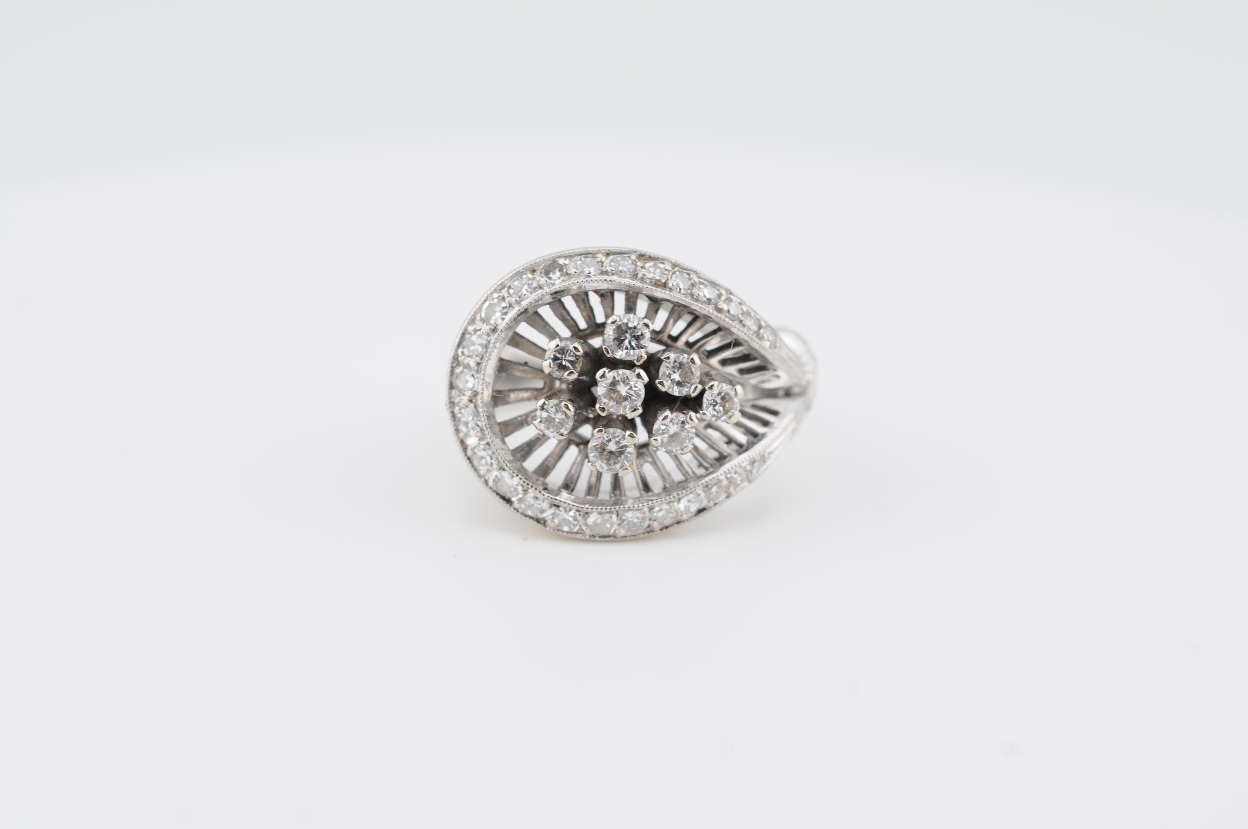 Estetismo Anello in oro con diamante in oro bianco 18 carati in vendita