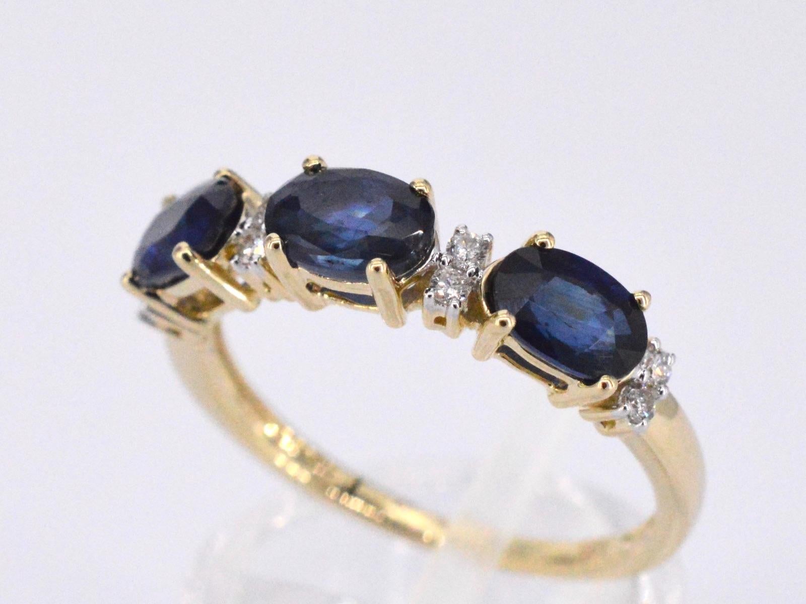 Brilliant Cut Gold Ring with Diamonds and Sapphire For Sale
