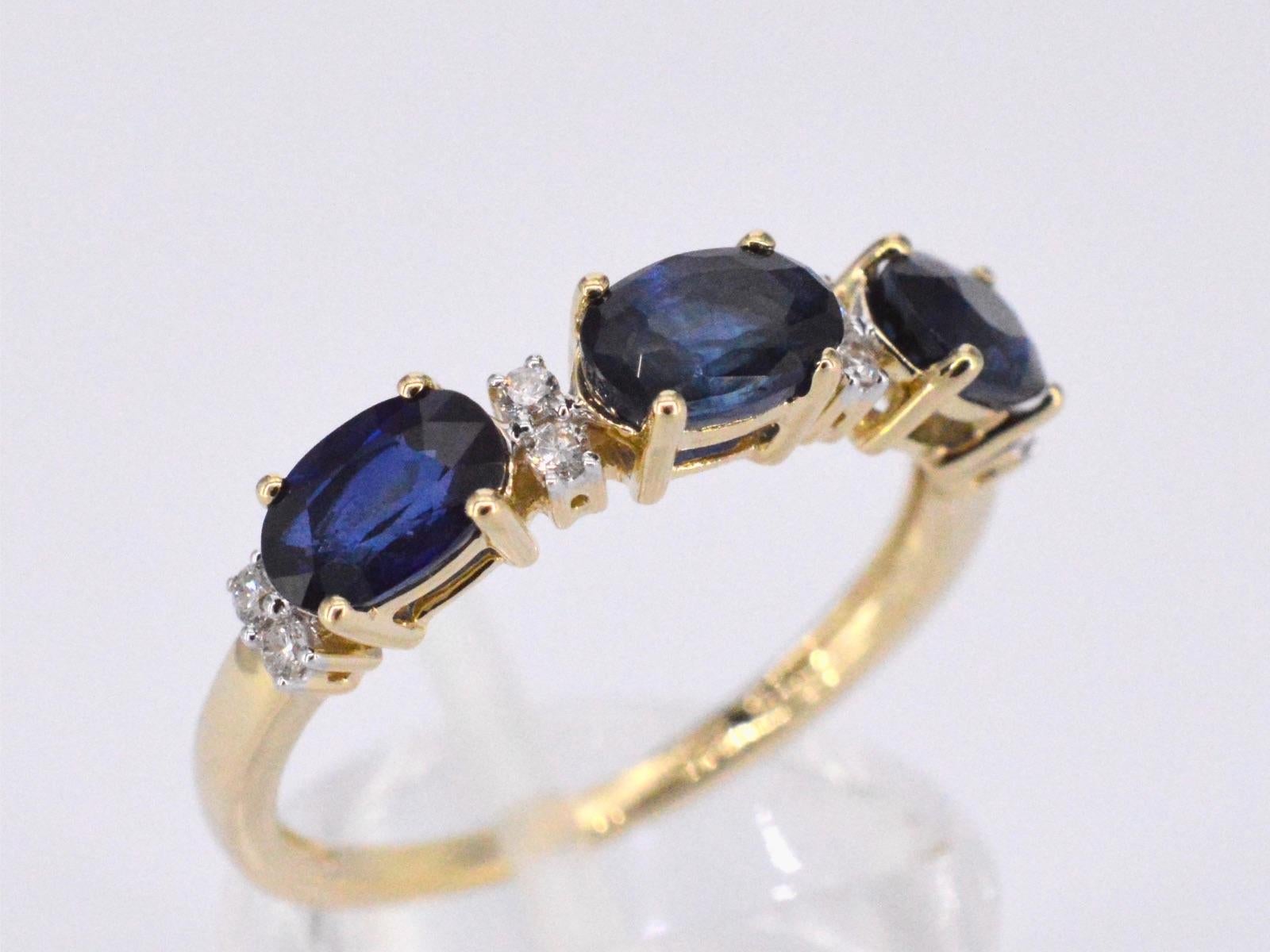 Gold Ring with Diamonds and Sapphire In New Condition For Sale In AMSTELVEEN, NH