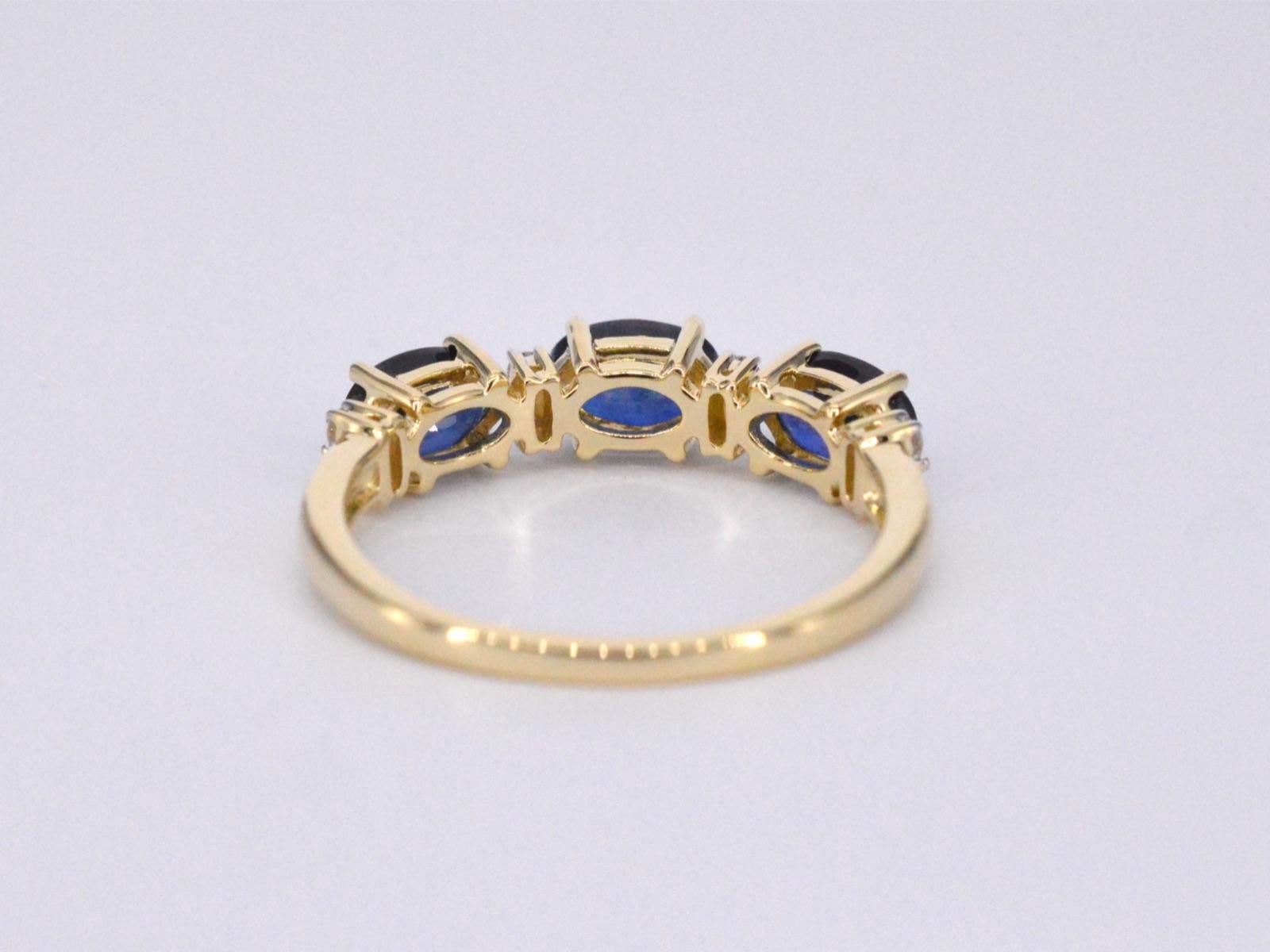 Gold Ring with Diamonds and Sapphire For Sale 1