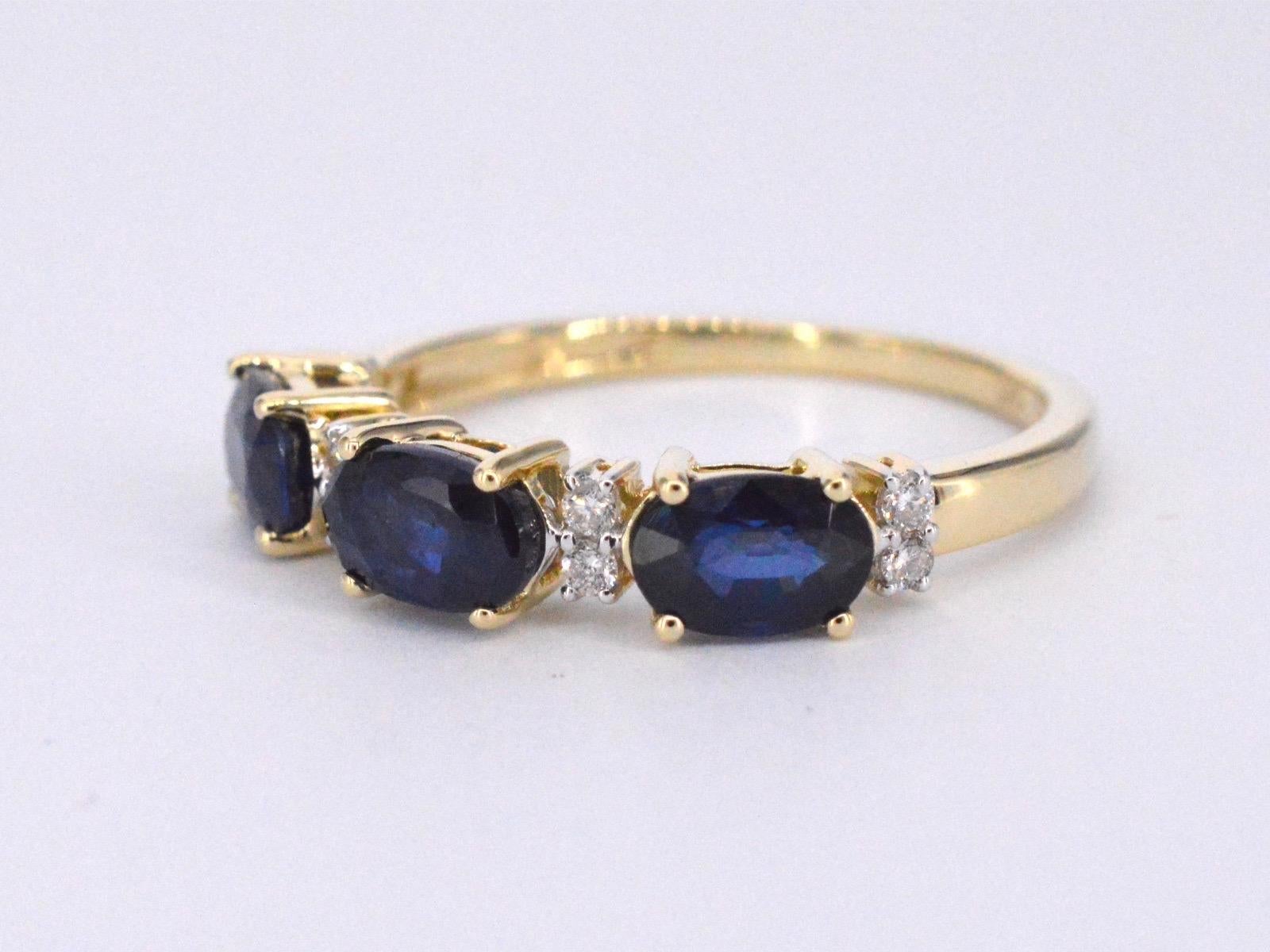 Gold Ring with Diamonds and Sapphire For Sale 2