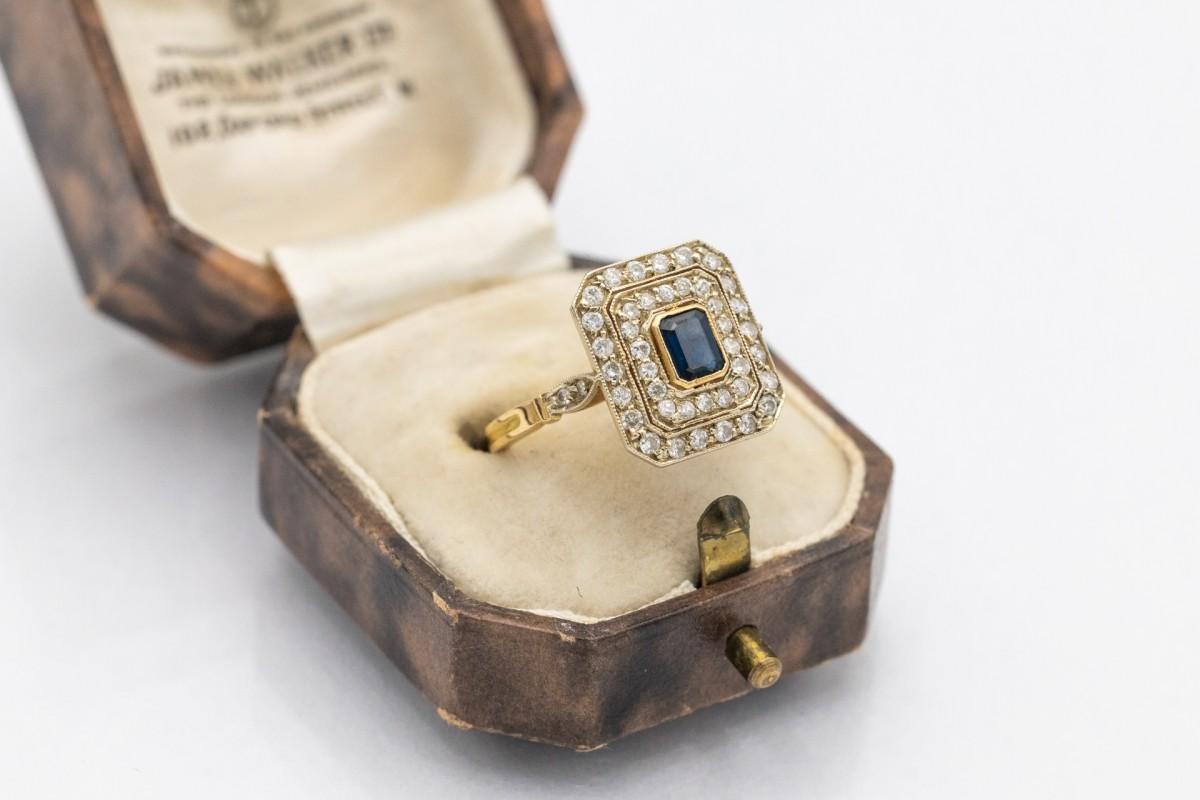 Vintage French golden ring with a geometric form, set with a central octagonal sapphire of deep blue color and a weight of 0.40 ct. Additionally, the ring is set with 40 brilliant-cut diamonds with a total weight of 0.50 ct.

Ring made of 18 carat
