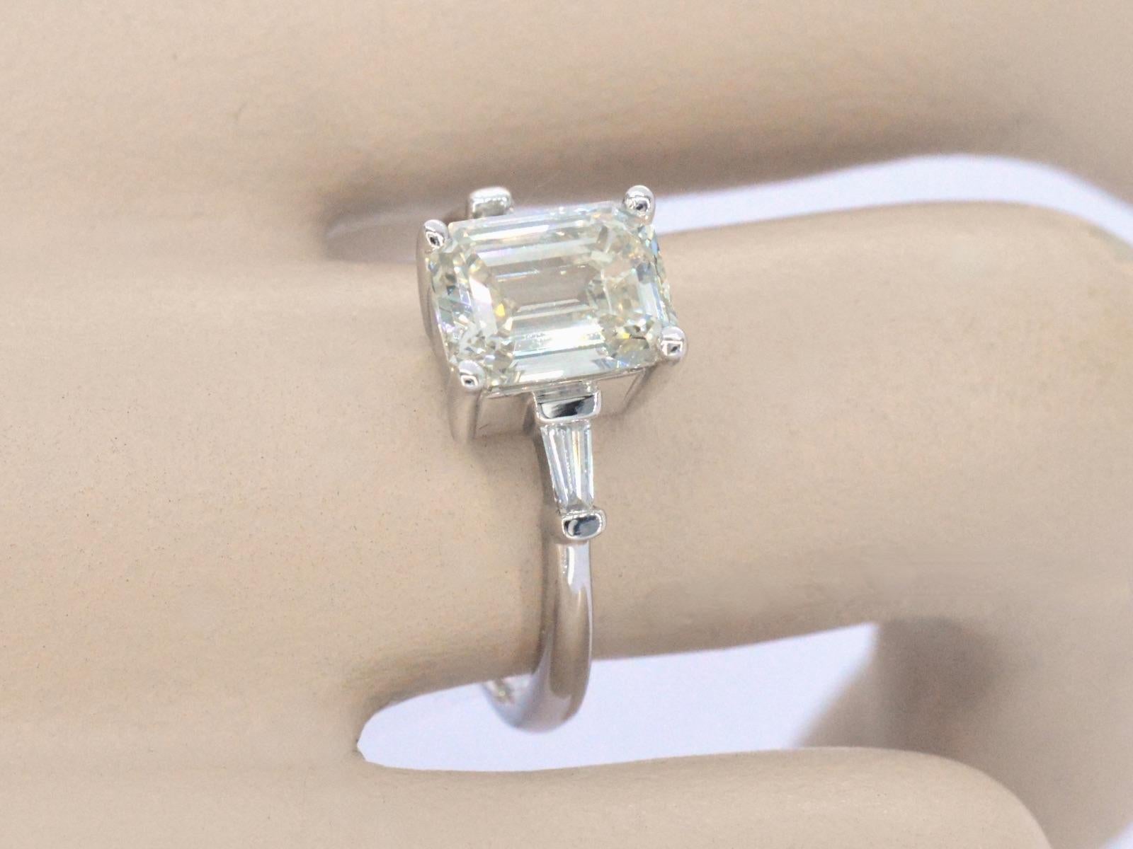 Diamonds: 1 piece; Weight: 2.00 carat; Cut: Emerald cut; Color: J; Purity: VS; Grinding quality: Very nice; Diamonds: 2 pieces; Weight: 0.20 carat; Cut: Tapered Baguette; Colour: F-G; Purity: VS; Grinding quality: Very nice; Jewel: Ring; Weight: 3.9