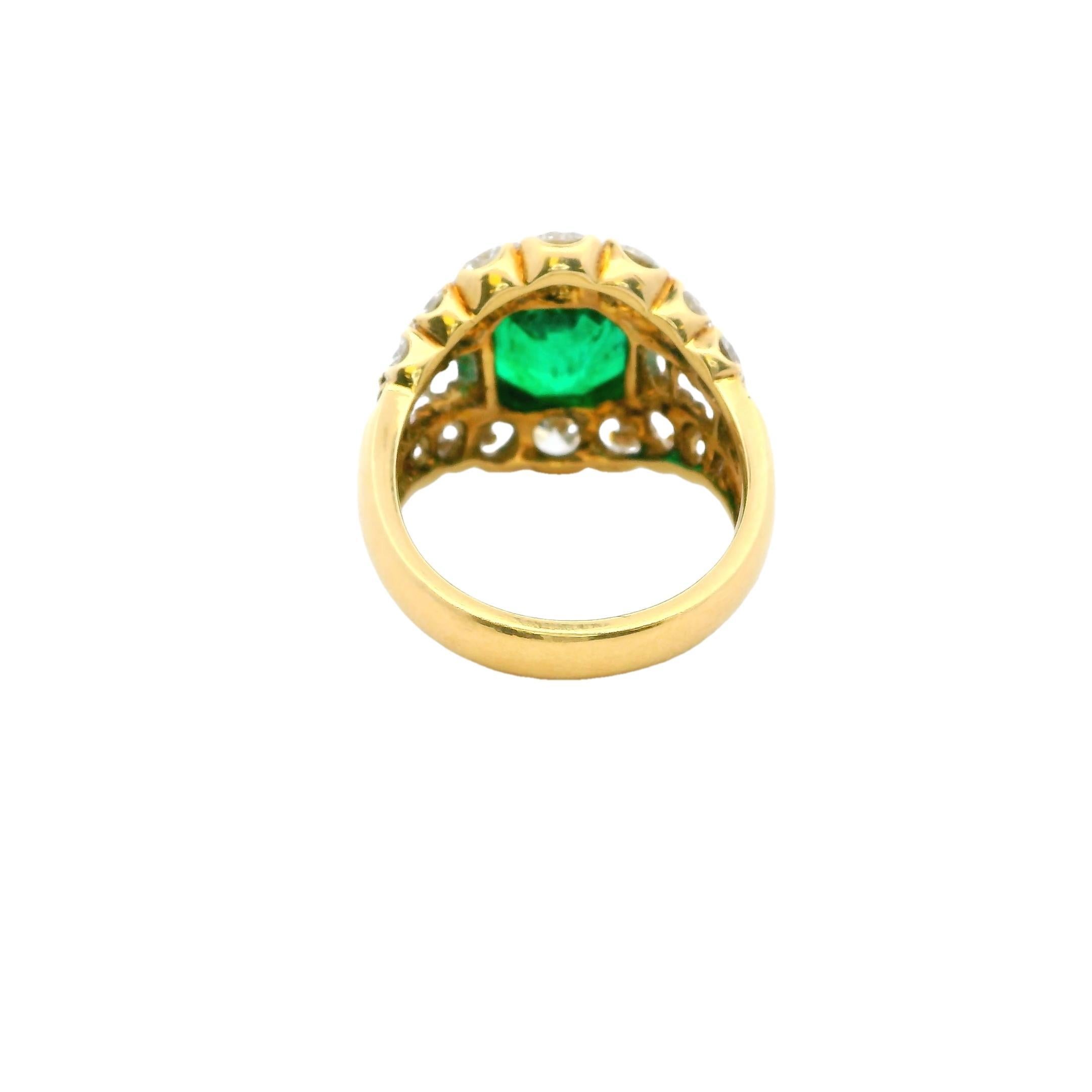 Gold Ring with Emerald & Diamonds In Excellent Condition For Sale In Great Neck Plaza, NY