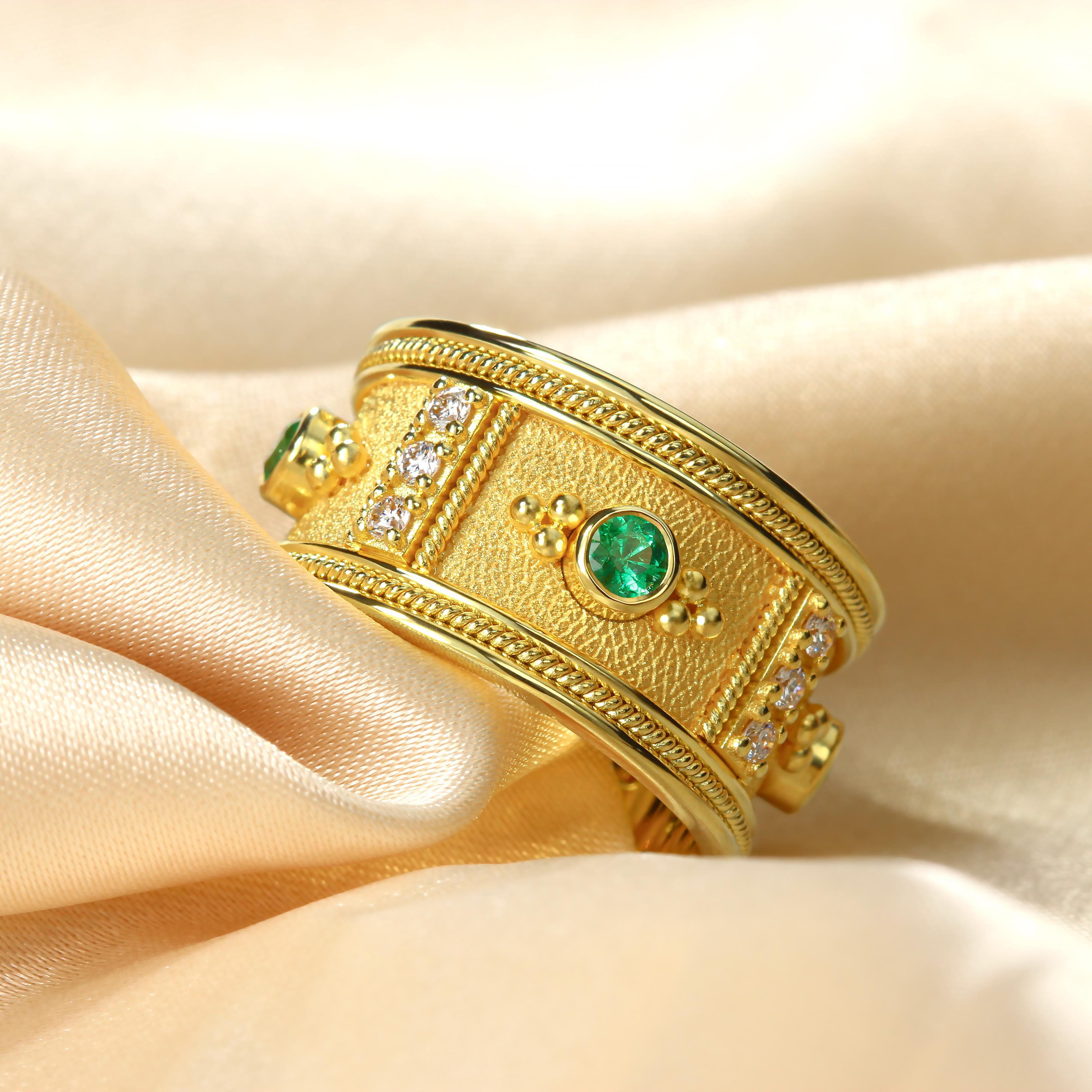 Erhöhen Sie Ihren Stil mit unserem fesselnden Goldring, der mit faszinierenden runden Smaragden und schimmerndem Glanz verziert ist. Aufwendig gearbeitete goldene Details wie die zarten Granulationen, die die Smaragde umgeben, und die dazwischen
