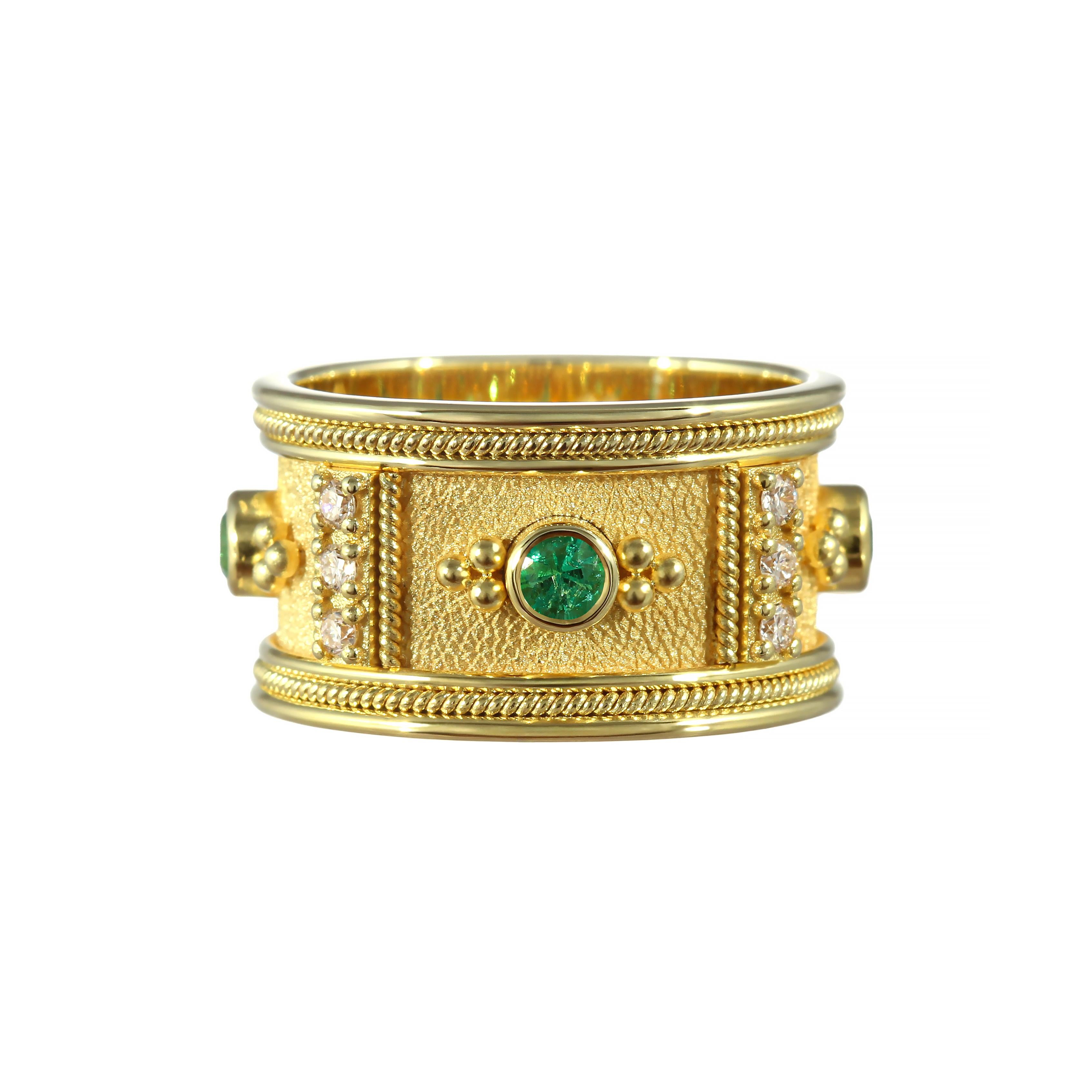 Gold Ring with Emeralds and Brilliance For Sale 1