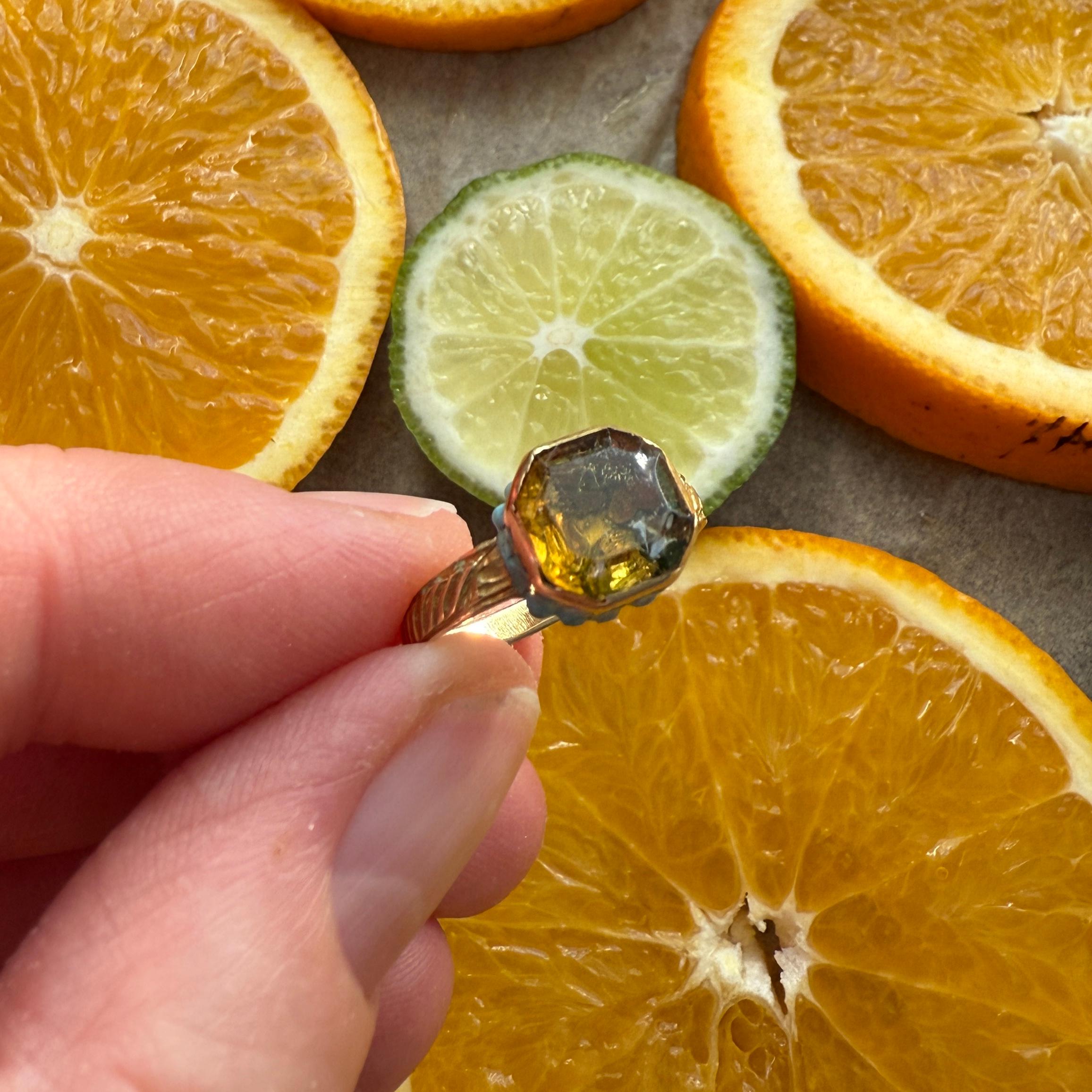 Gold Ring with Enamelled Bezel and Table-Cut Paste. England, mid-17th century. im Zustand „Relativ gut“ im Angebot in London, GB
