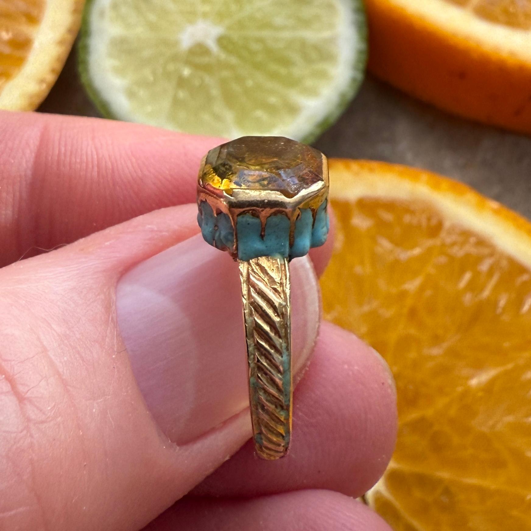 Gold Ring with Enamelled Bezel and Table-Cut Paste. England, mid-17th century. für Damen oder Herren im Angebot