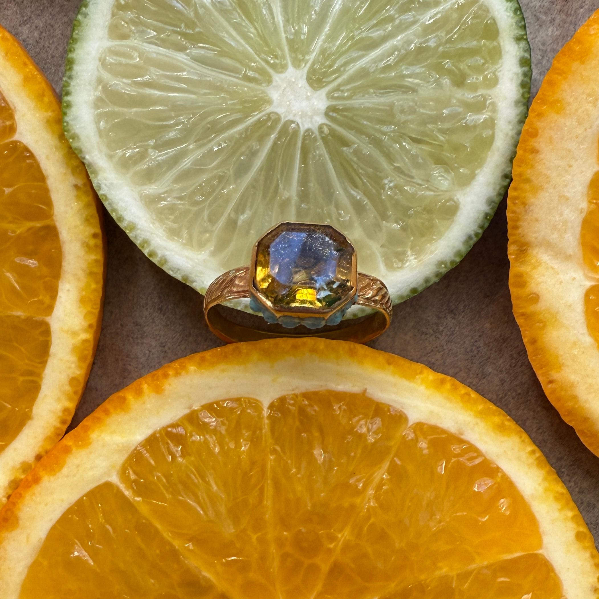 Gold Ring with Enamelled Bezel and Table-Cut Paste. England, mid-17th century. im Angebot 4
