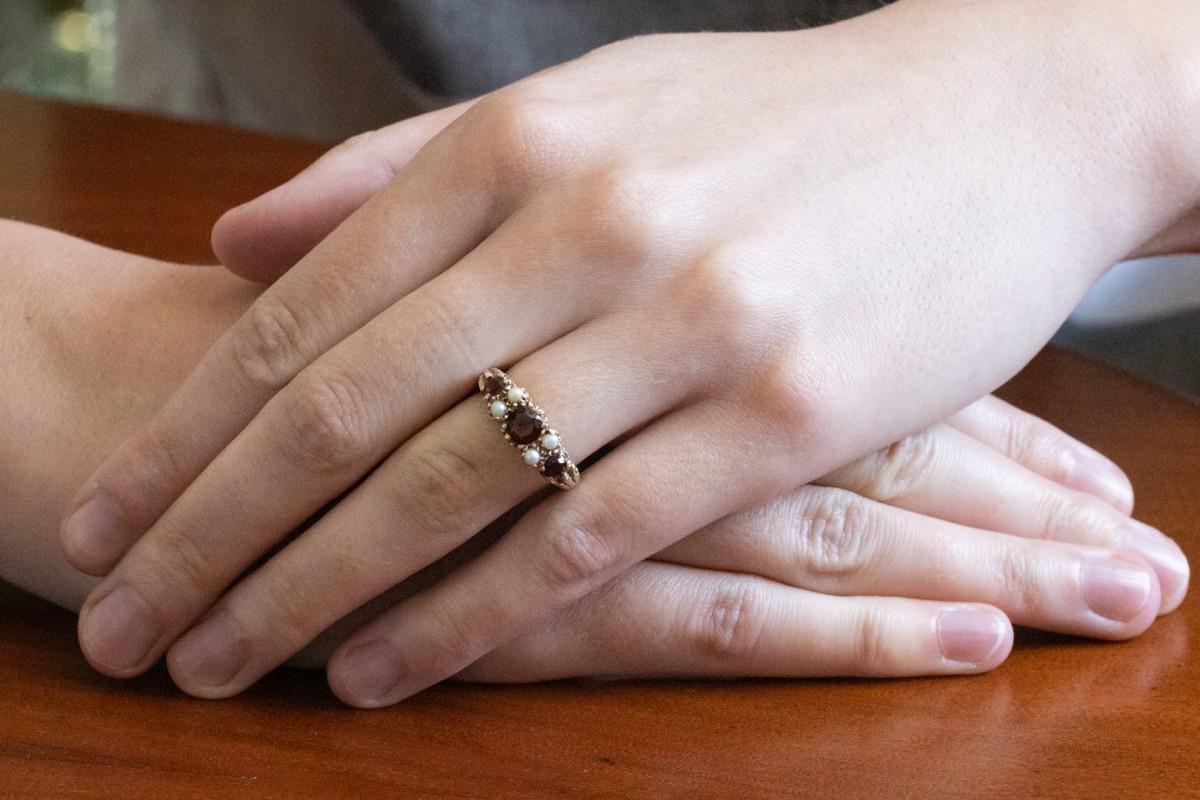Goldring mit Granaten und Naturperlen, London, 1968.

Goldring aus 9 Karat Gelbgold (Feingehalt 0,375). Ring mit 3 runden Granaten und 4 natürlichen Perlen.

Herkunft: Großbritannien, London, 1968. Hallmark erhalten.

Die schöne Form des Rings wird
