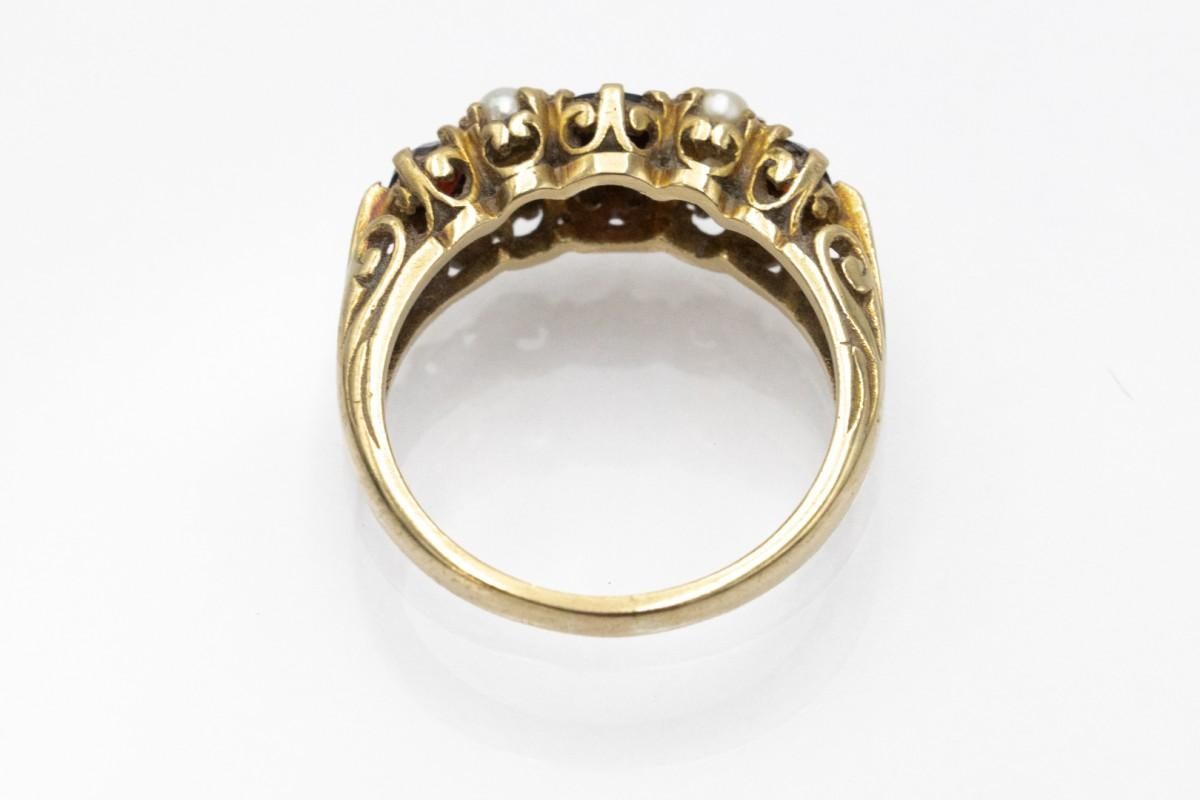 Goldring mit Granaten und Naturperlen, London, 1968. (Edwardian) im Angebot