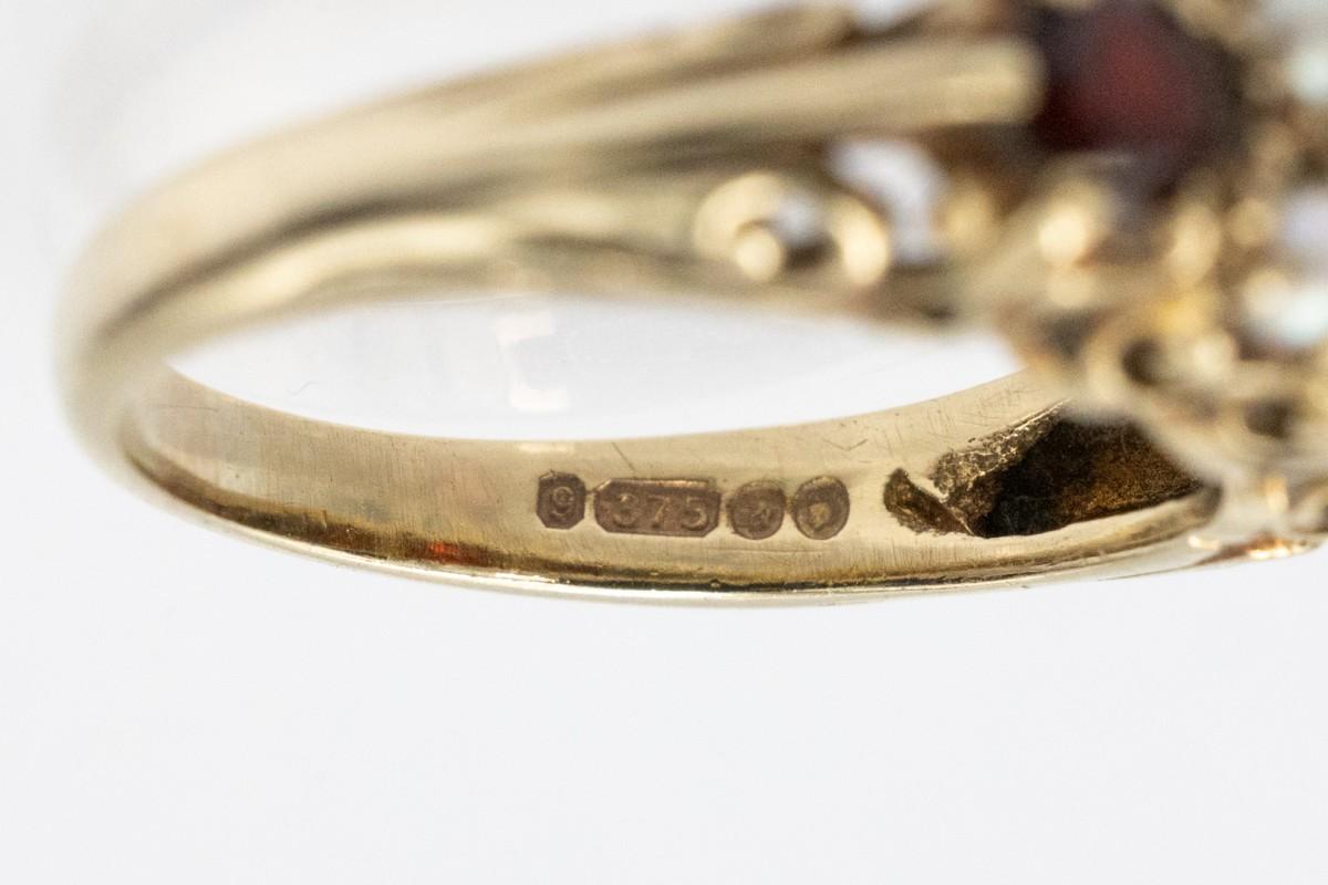 Goldring mit Granaten und Naturperlen, London, 1968. (Ovalschliff) im Angebot