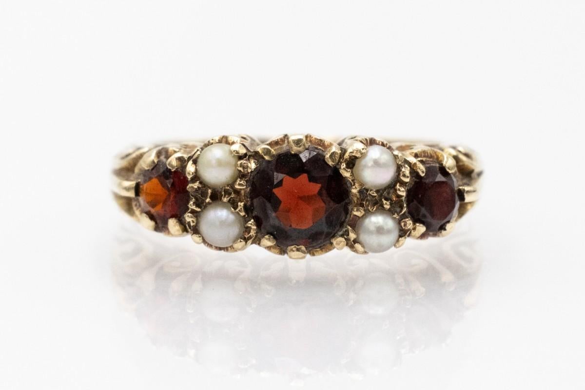 Goldring mit Granaten und Naturperlen, London, 1968. Damen im Angebot
